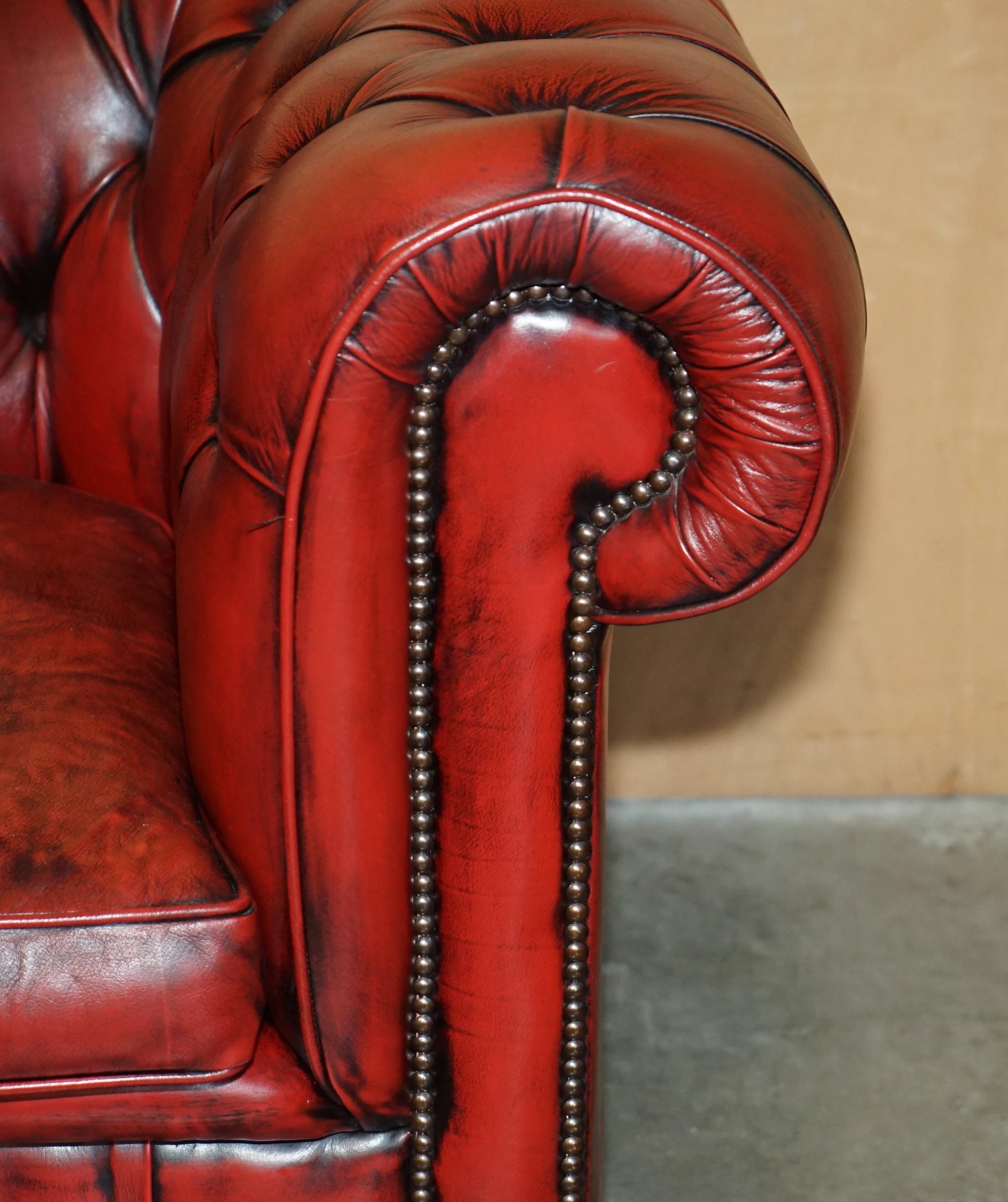 LOVELY ViNTAGE OXBLOOD CUIR BORDEAUX CHESTERFIELD CLUB ARMCHAIR PART OF SUITE Bon état - En vente à West Sussex, Pulborough