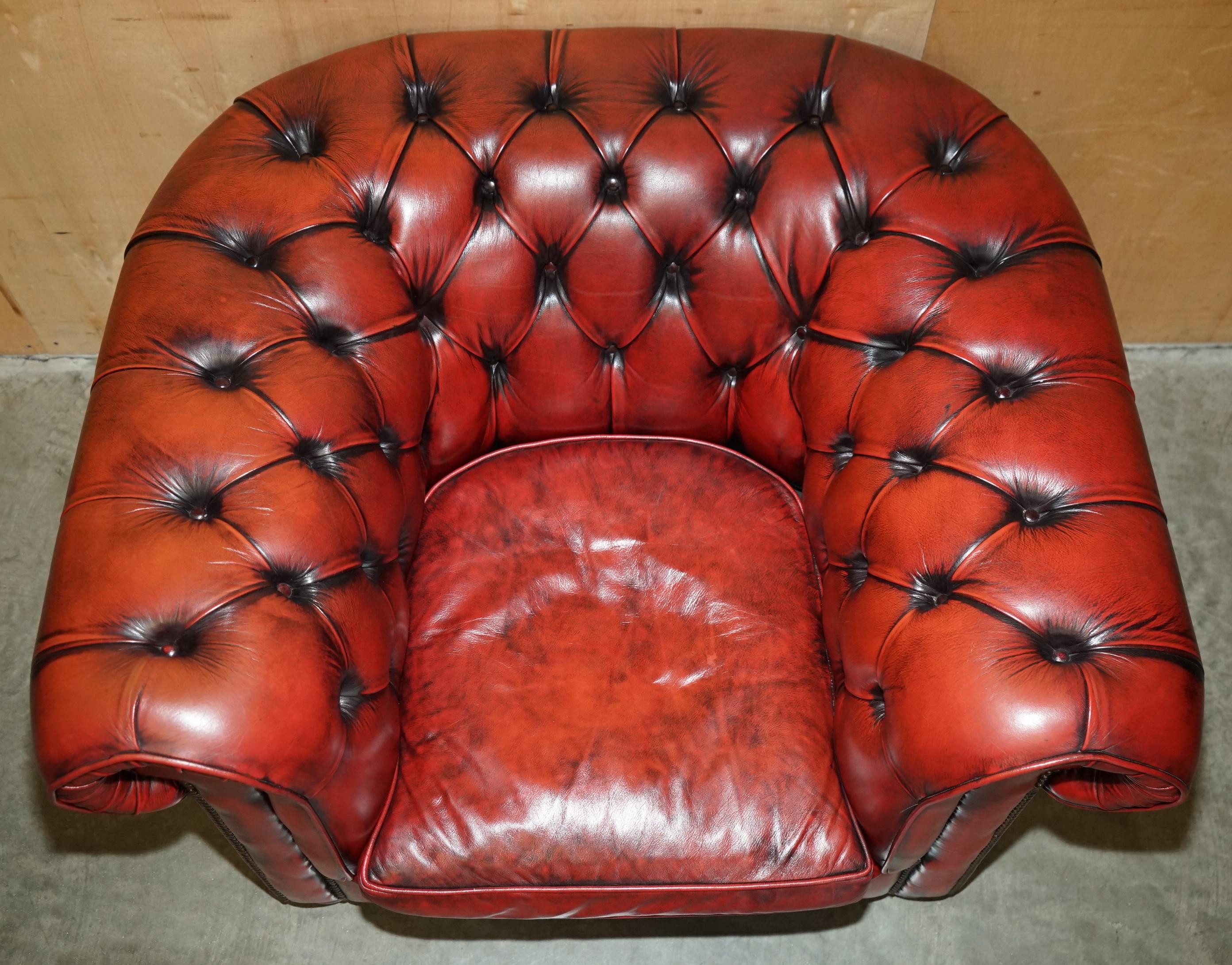20ième siècle LOVELY ViNTAGE OXBLOOD CUIR BORDEAUX CHESTERFIELD CLUB ARMCHAIR PART OF SUITE en vente
