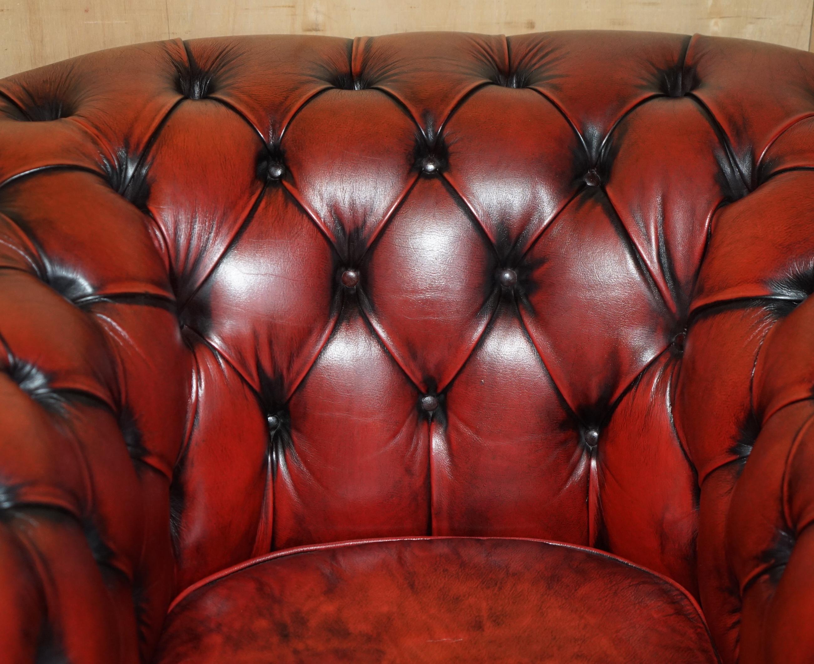 Cuir LOVELY ViNTAGE OXBLOOD CUIR BORDEAUX CHESTERFIELD CLUB ARMCHAIR PART OF SUITE en vente