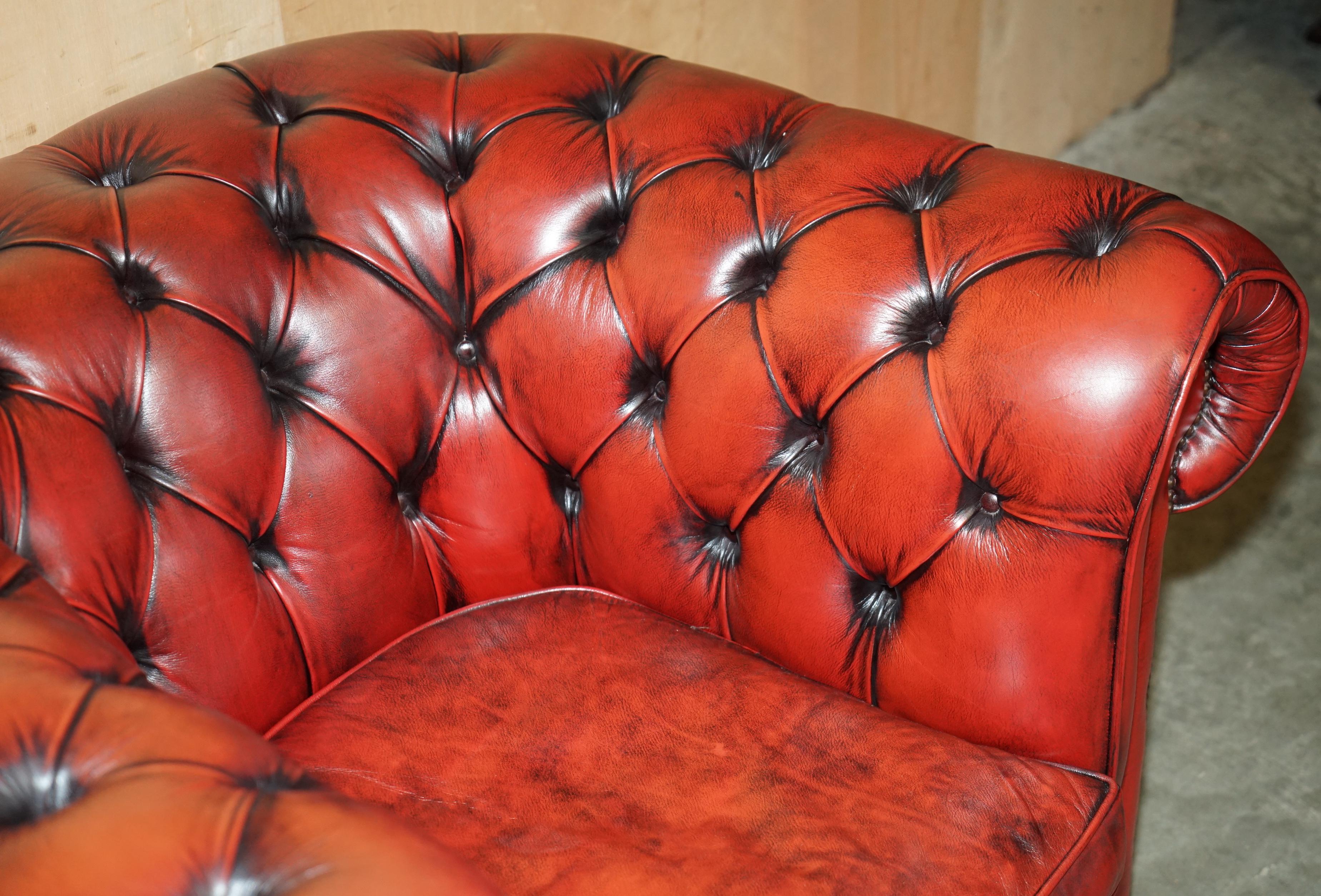 LOVELY ViNTAGE OXBLOOD CUIR BORDEAUX CHESTERFIELD CLUB ARMCHAIR PART OF SUITE en vente 1