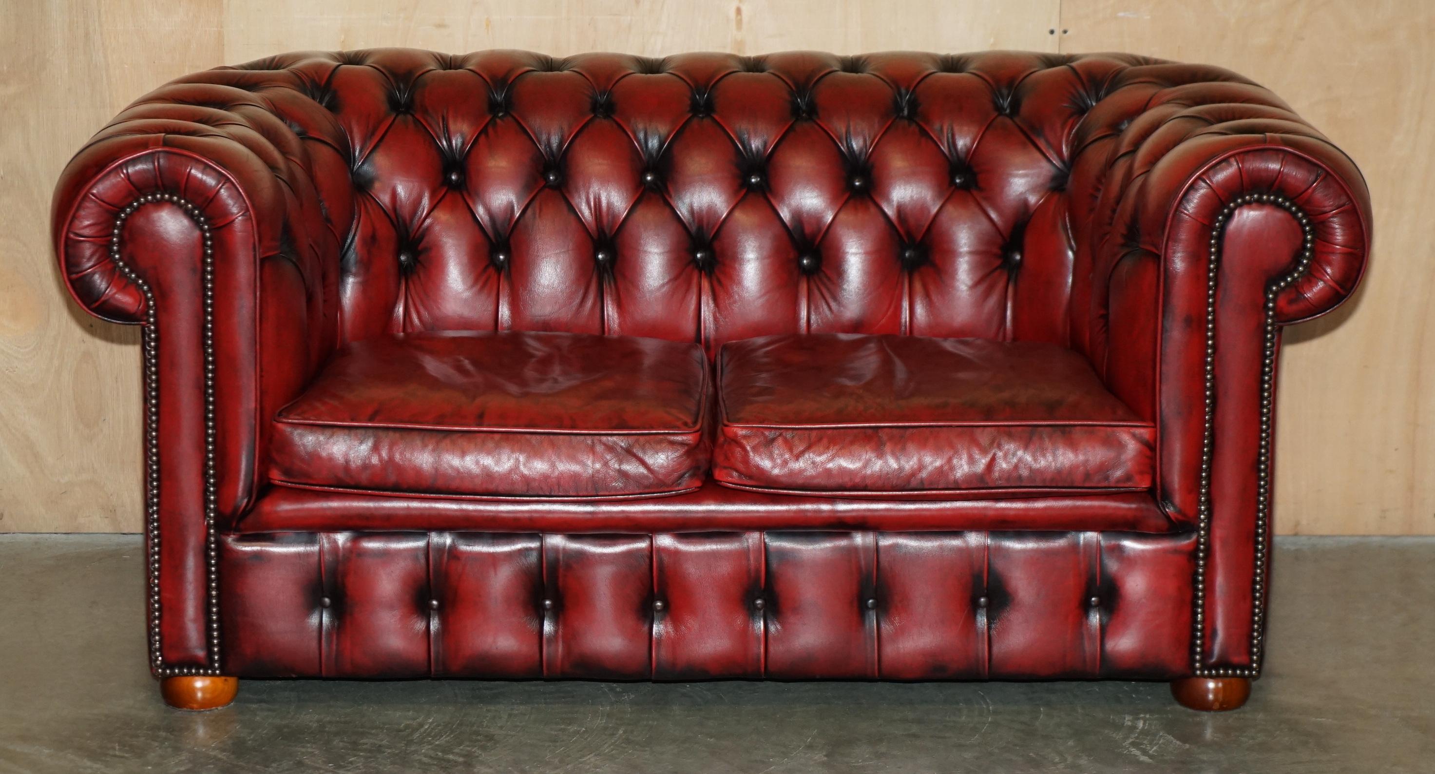 Royal House Antiques

Royal House Antiques freut sich, dieses atemberaubende, sehr seltene, in England handgefertigte und leicht restaurierte Bordeaux-Ledersofa für Herren zum Verkauf anbieten zu können, das Teil einer Suite ist.

Bitte beachten Sie