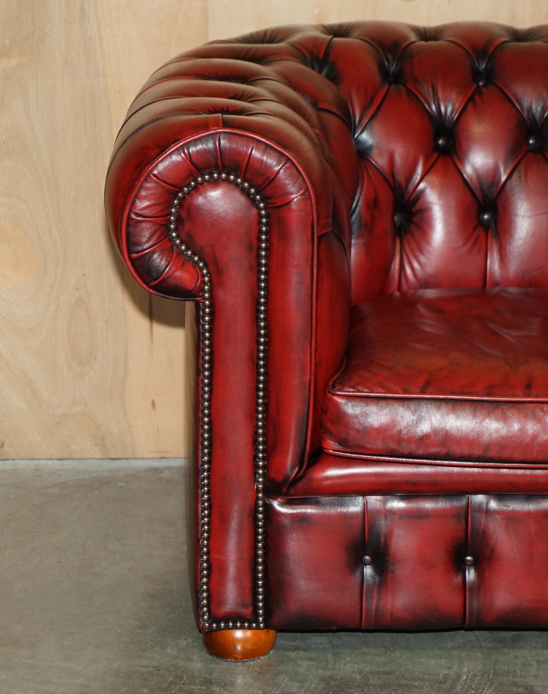 LOVELY ViNTAGE OXBLOOD BORDEAUX LEATHER CHESTERFIELD CLUB SOFA PART OF SUITE (Chesterfield) im Angebot