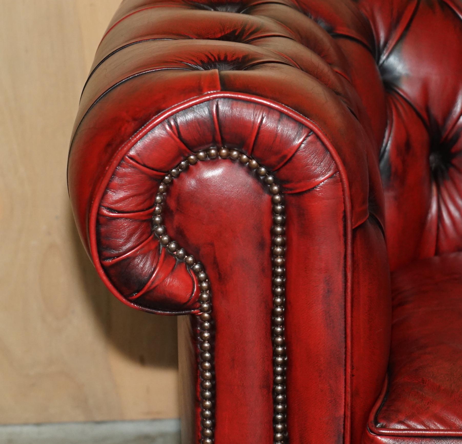 LOVELY ViNTAGE OXBLOOD BORDEAUX LEATHER CHESTERFIELD CLUB SOFA PART OF SUITE (Englisch) im Angebot