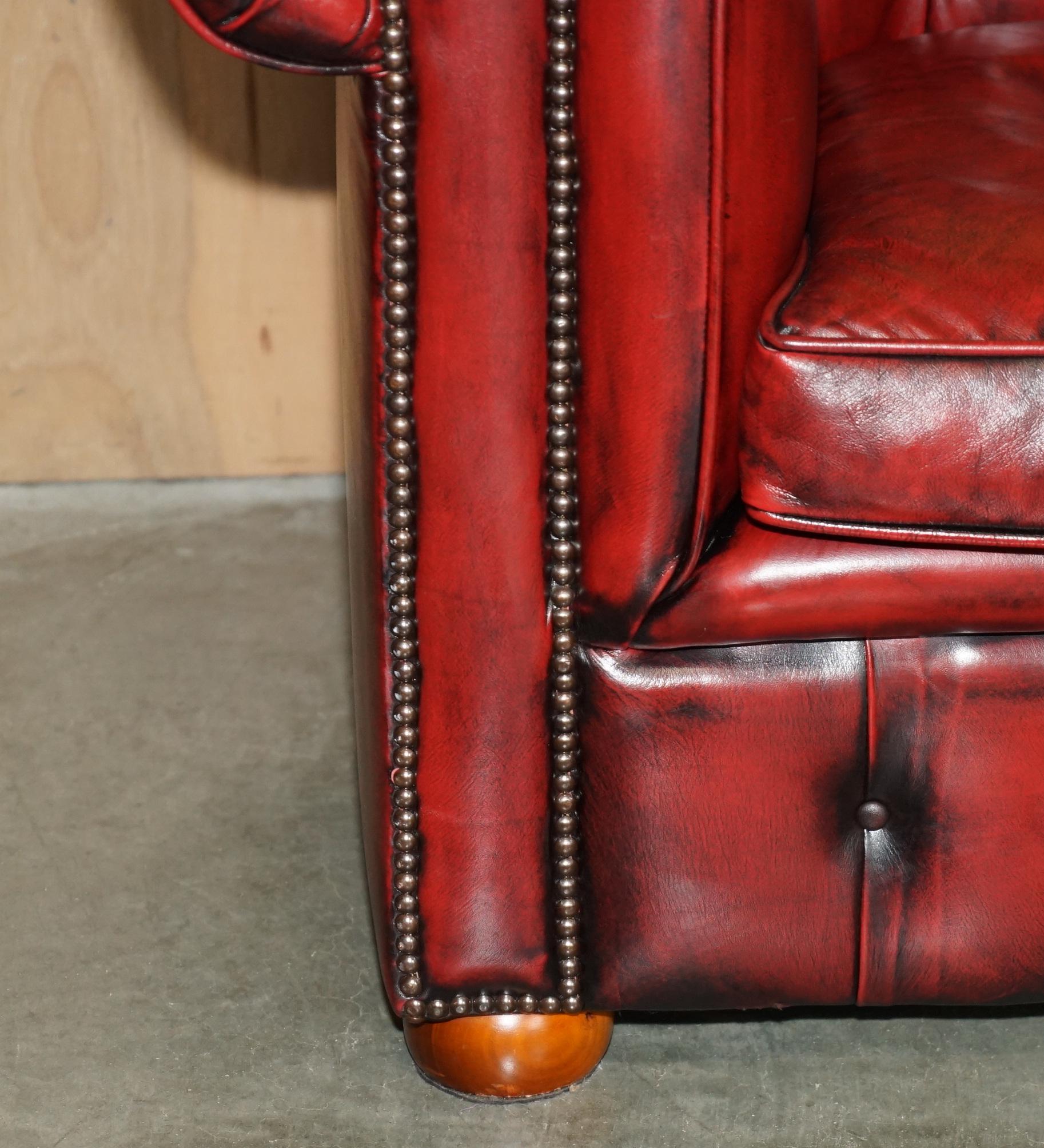 LOVELY ViNTAGE OXBLOOD BORDEAUX LEATHER CHESTERFIELD CLUB SOFA PART OF SUITE (Handgefertigt) im Angebot