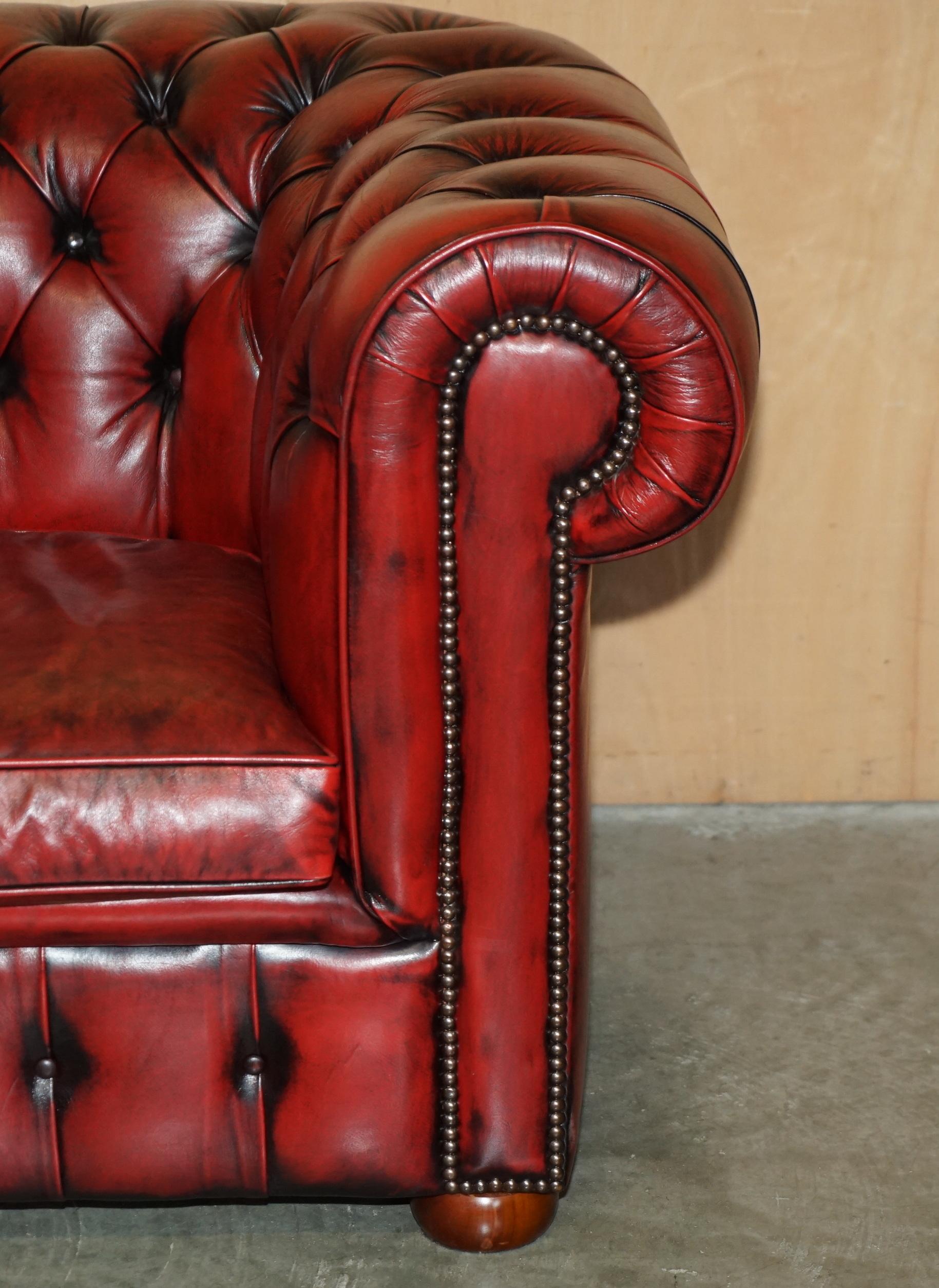 LOVELY ViNTAGE OXBLOOD BORDEAUX LEATHER CHESTERFIELD CLUB SOFA PART OF SUITE im Zustand „Gut“ im Angebot in West Sussex, Pulborough