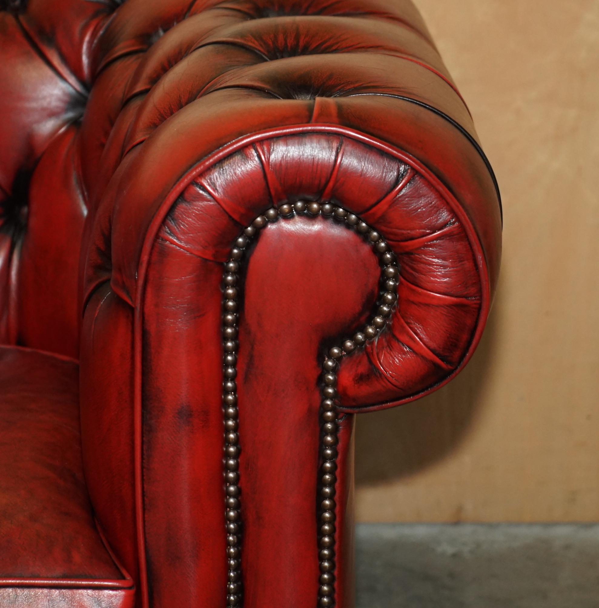 LOVELY ViNTAGE OXBLOOD BORDEAUX LEATHER CHESTERFIELD CLUB SOFA PART OF SUITE (20. Jahrhundert) im Angebot