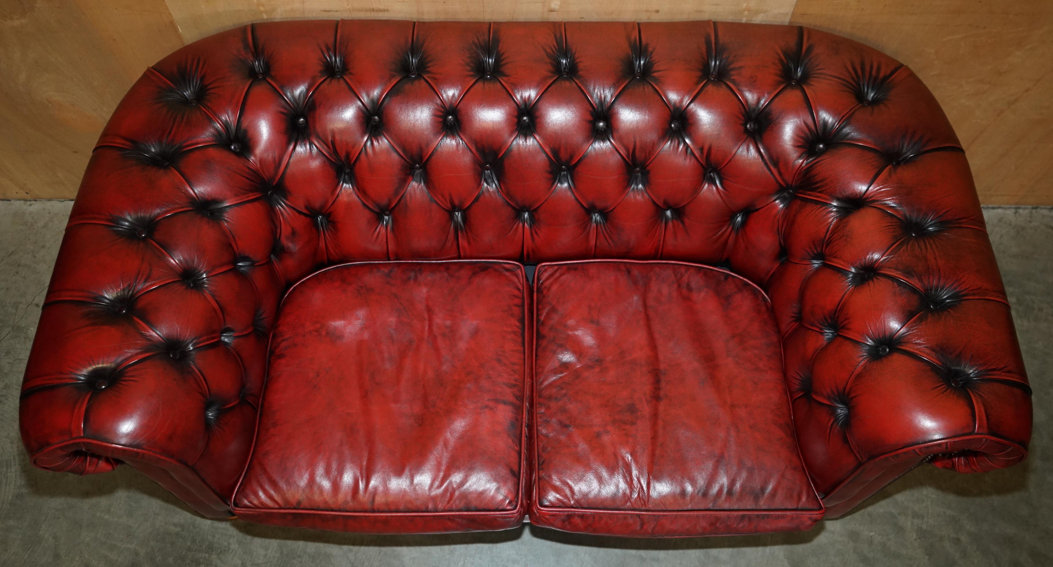 LOVELY ViNTAGE OXBLOOD BORDEAUX LEATHER CHESTERFIELD CLUB SOFA PART OF SUITE (Leder) im Angebot