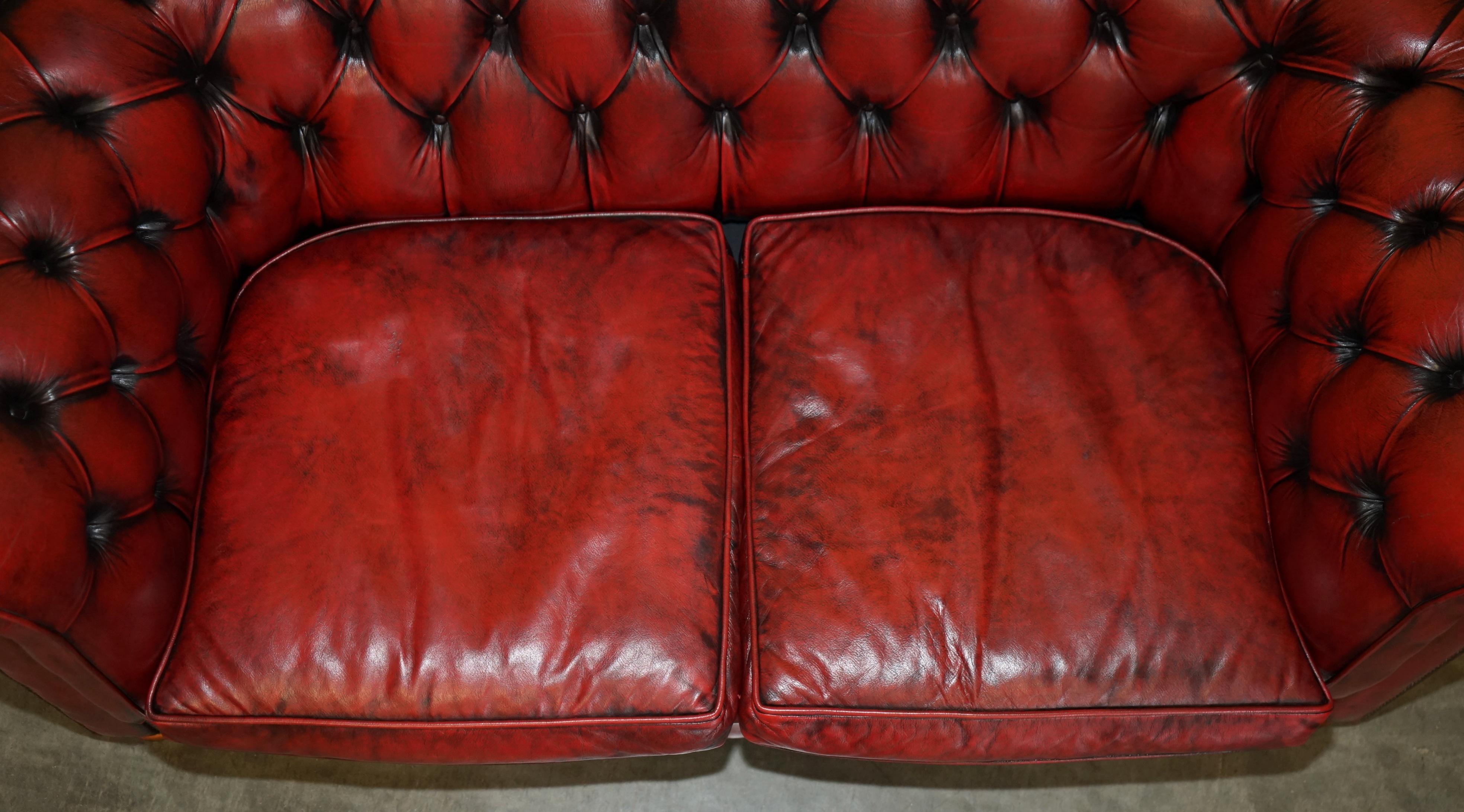 LOVELY ViNTAGE OXBLOOD BORDEAUX LEATHER CHESTERFIELD CLUB SOFA PART OF SUITE im Angebot 1
