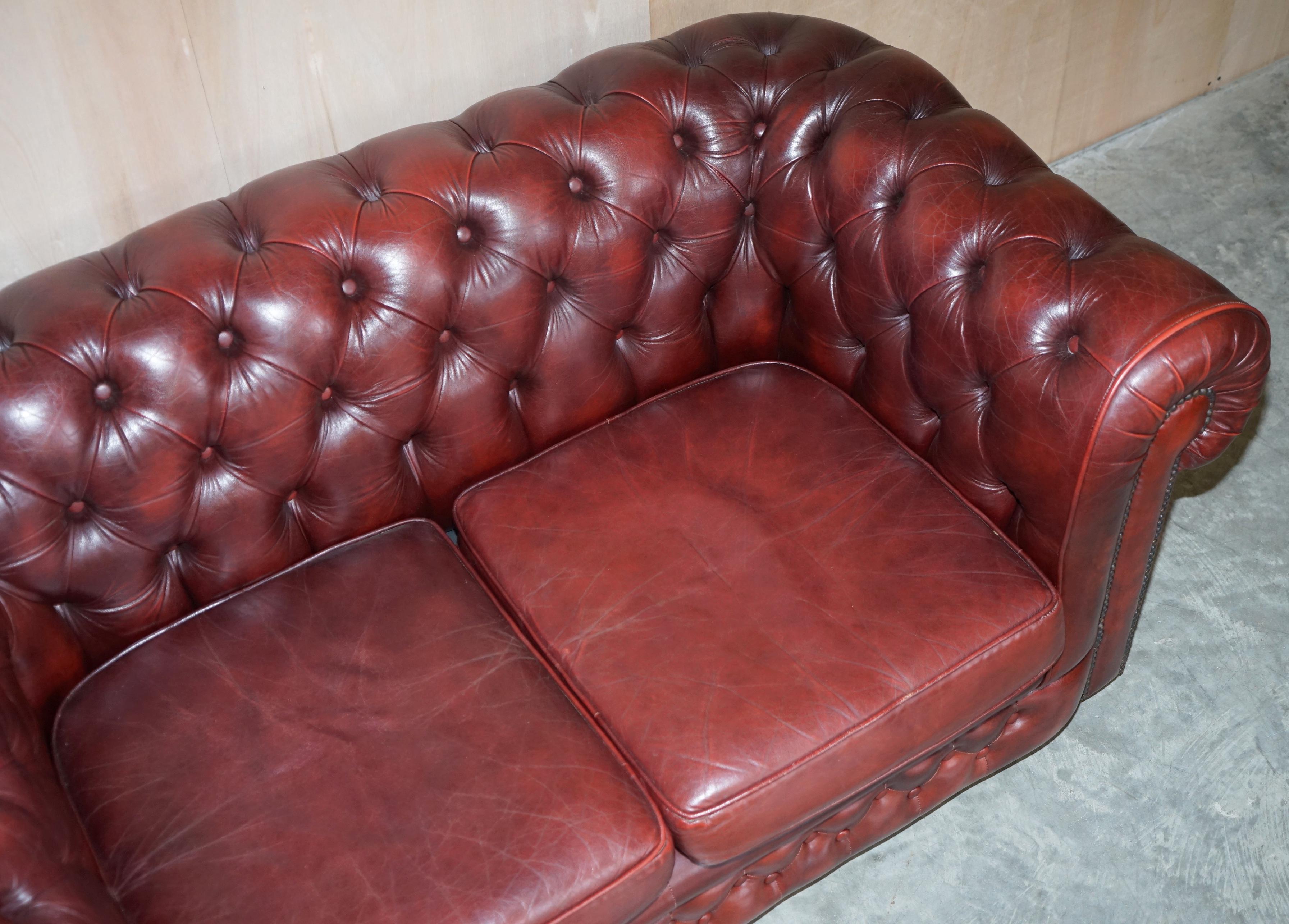 Schönes Vintage Chesterfield Gentleman's Club Sofa aus ochsenblutfarbenem Leder Teil der Suite im Angebot 5