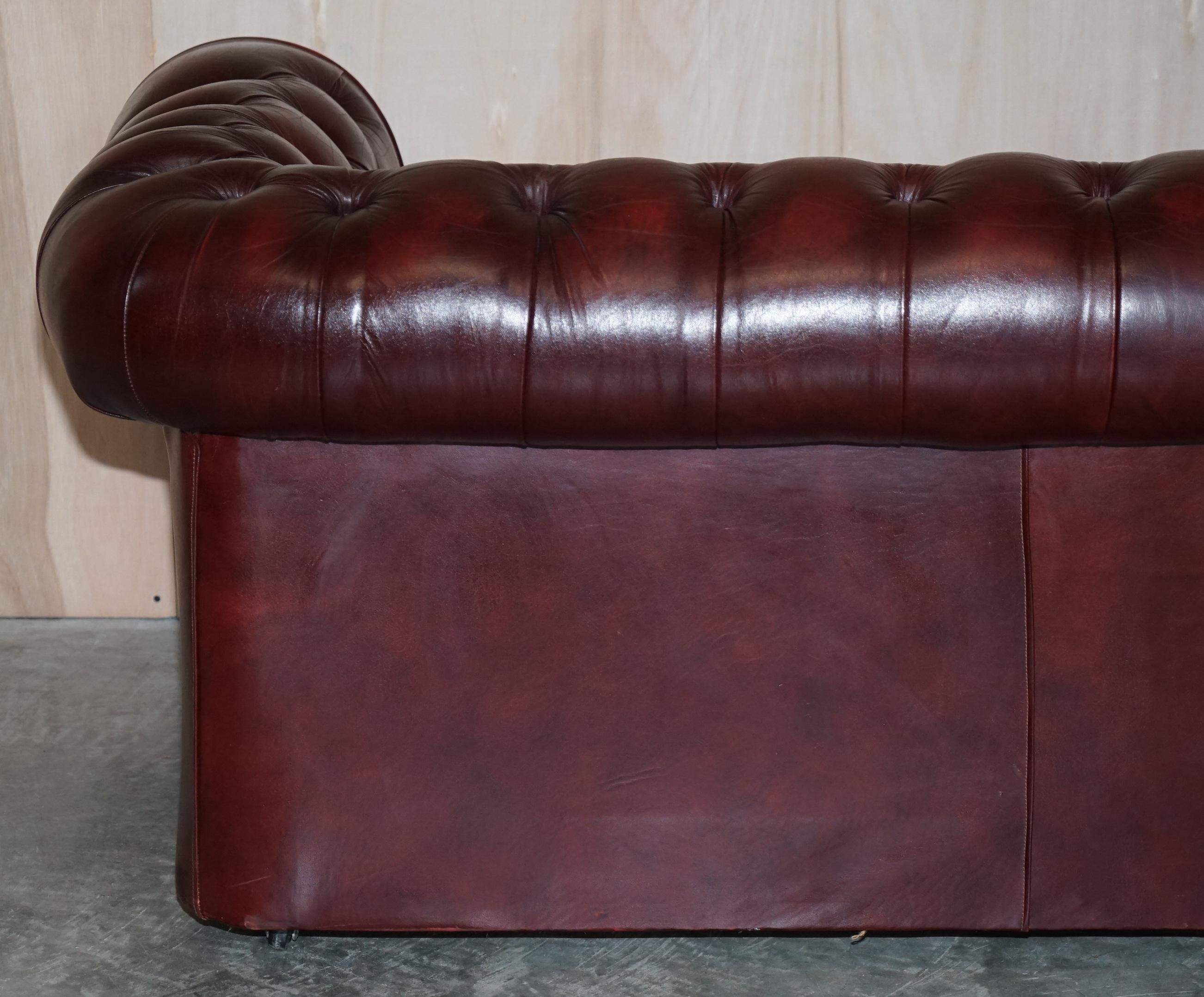 Schönes Vintage Chesterfield Gentleman's Club Sofa aus ochsenblutfarbenem Leder Teil der Suite im Angebot 10