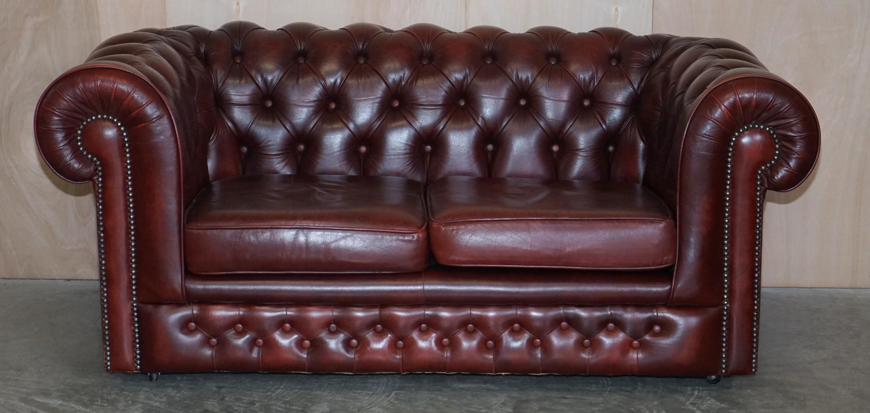 Nous sommes ravis de vous proposer ce superbe canapé club Chesterfield vintage en cuir Oxblood qui fait partie d'une suite

Ce canapé fait partie d'une suite comme mentionné, j'ai la paire de fauteuils assortis listés sous mes autres