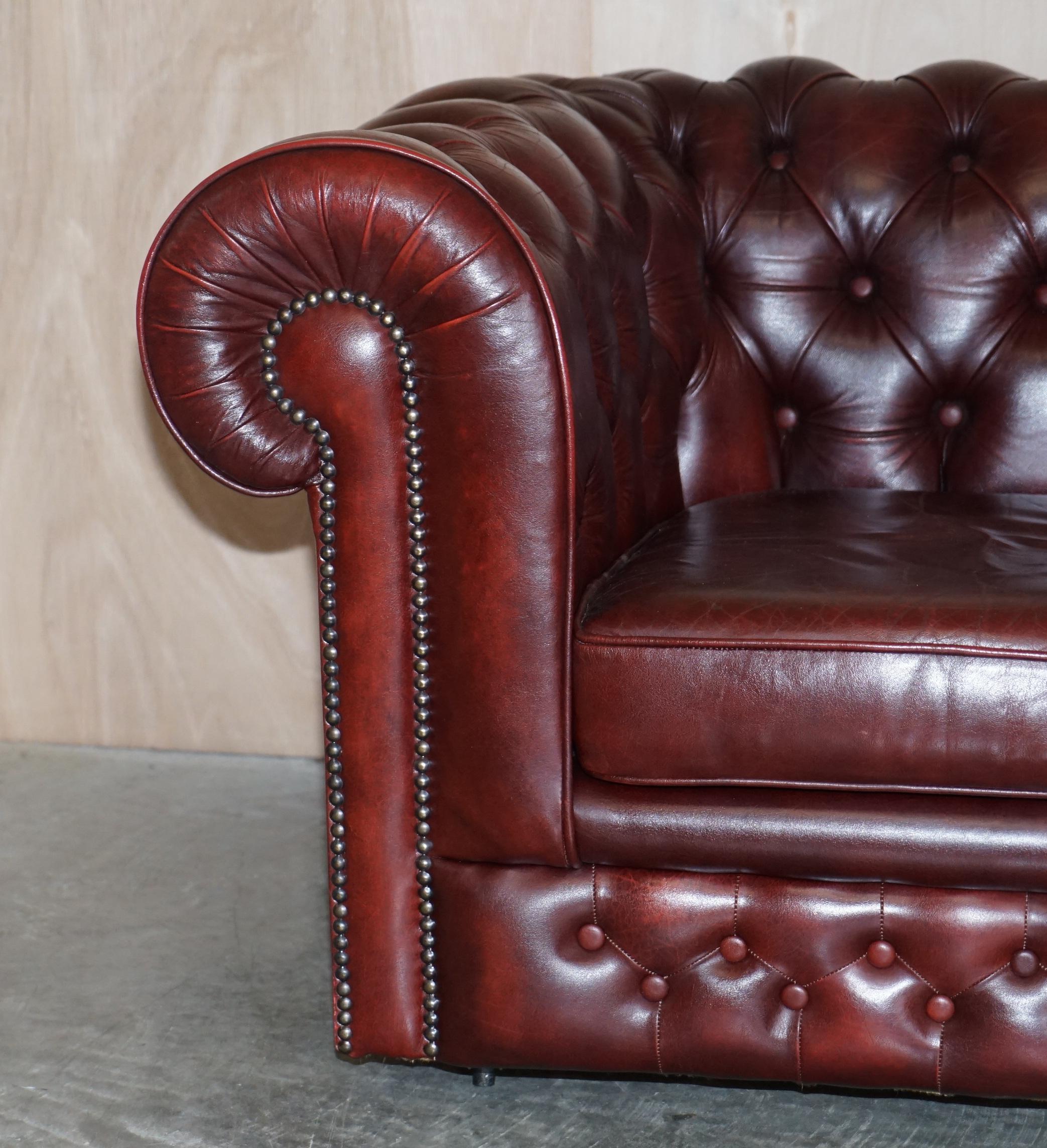 Schönes Vintage Chesterfield Gentleman's Club Sofa aus ochsenblutfarbenem Leder Teil der Suite (Englisch) im Angebot