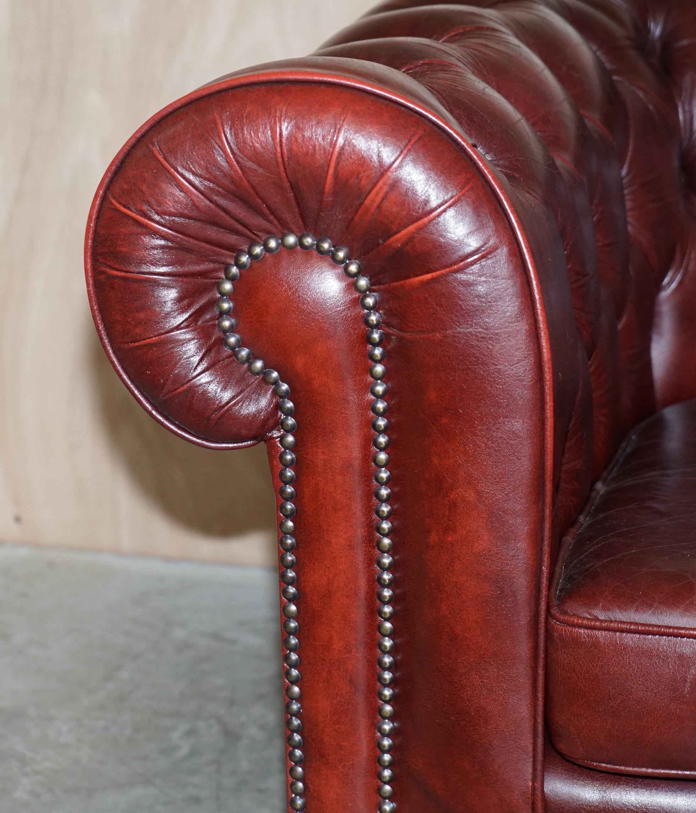Schönes Vintage Chesterfield Gentleman's Club Sofa aus ochsenblutfarbenem Leder Teil der Suite (Handgefertigt) im Angebot