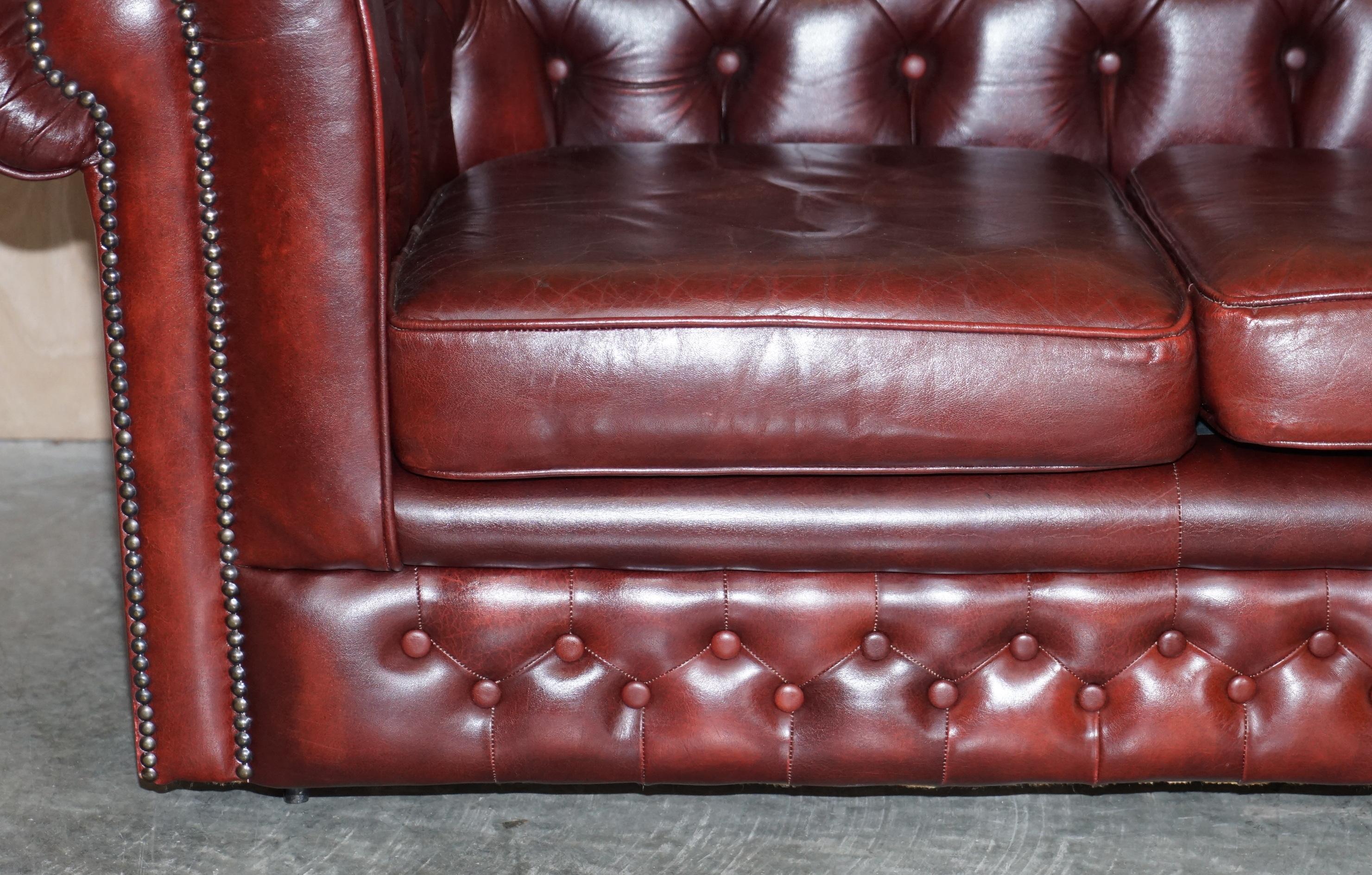 Schönes Vintage Chesterfield Gentleman's Club Sofa aus ochsenblutfarbenem Leder Teil der Suite (20. Jahrhundert) im Angebot