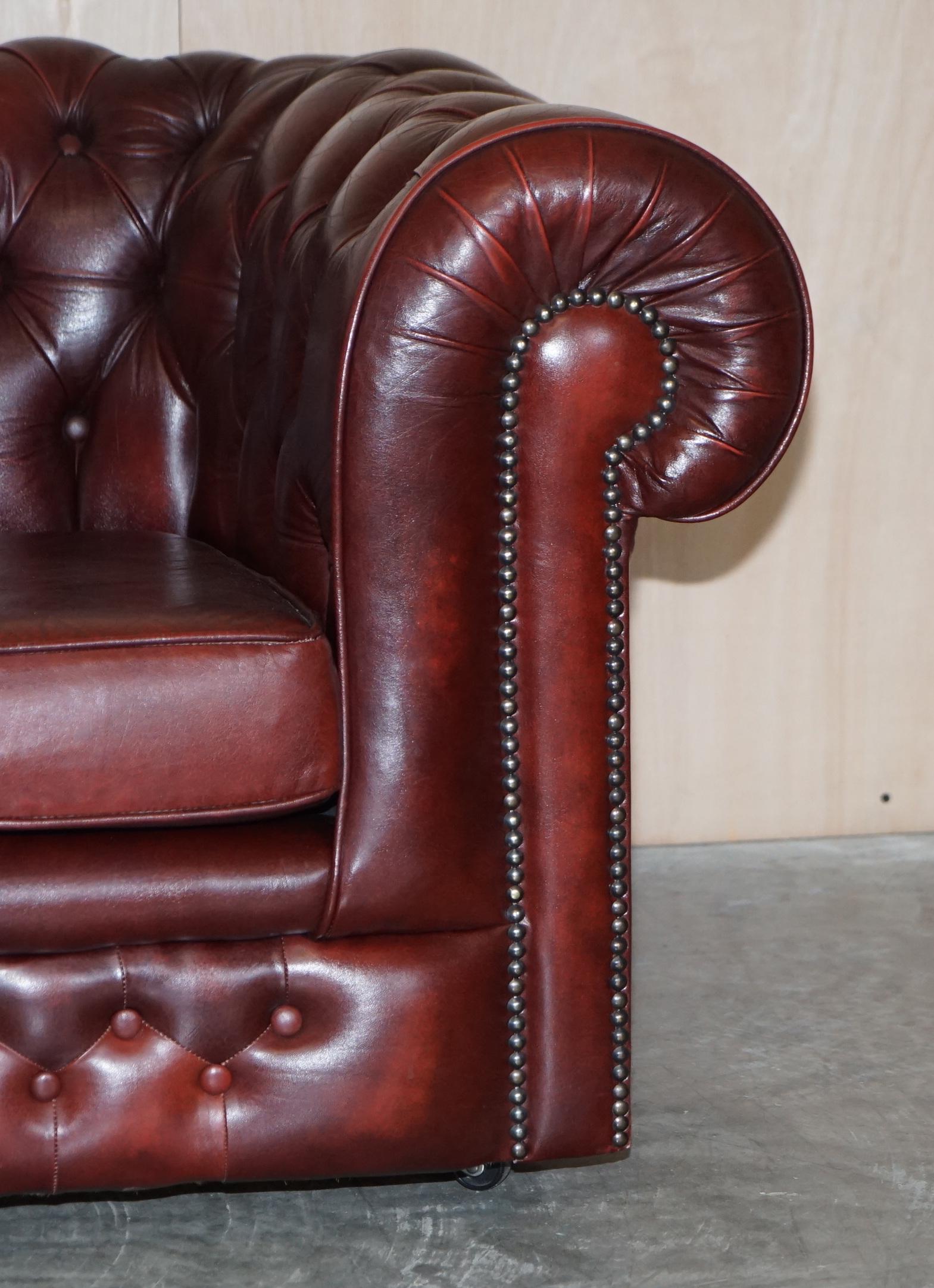 Schönes Vintage Chesterfield Gentleman's Club Sofa aus ochsenblutfarbenem Leder Teil der Suite im Angebot 1