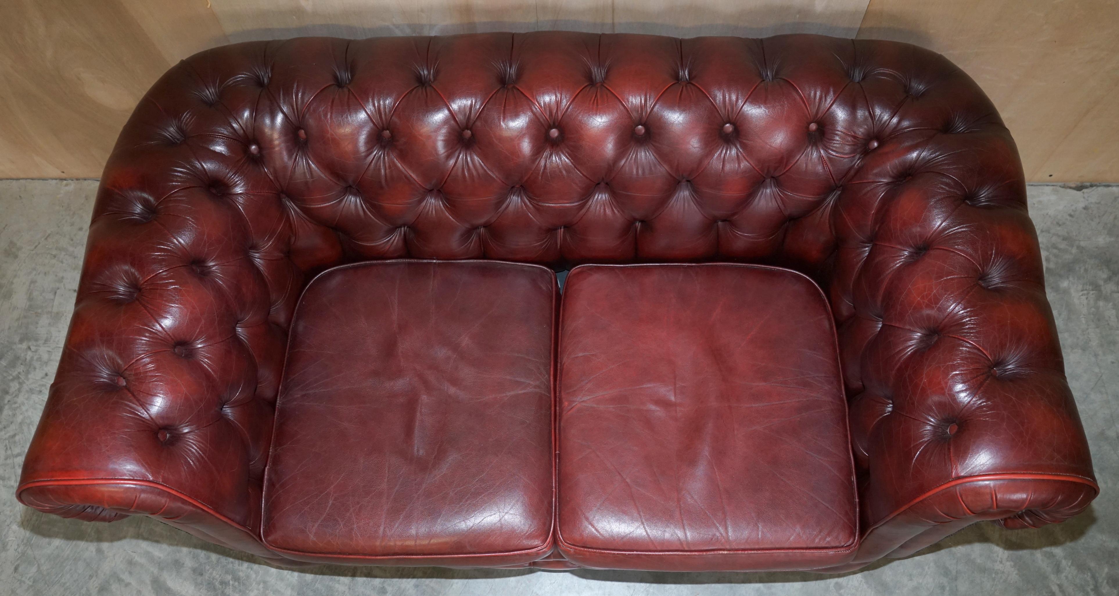 Schönes Vintage Chesterfield Gentleman's Club Sofa aus ochsenblutfarbenem Leder Teil der Suite im Angebot 3