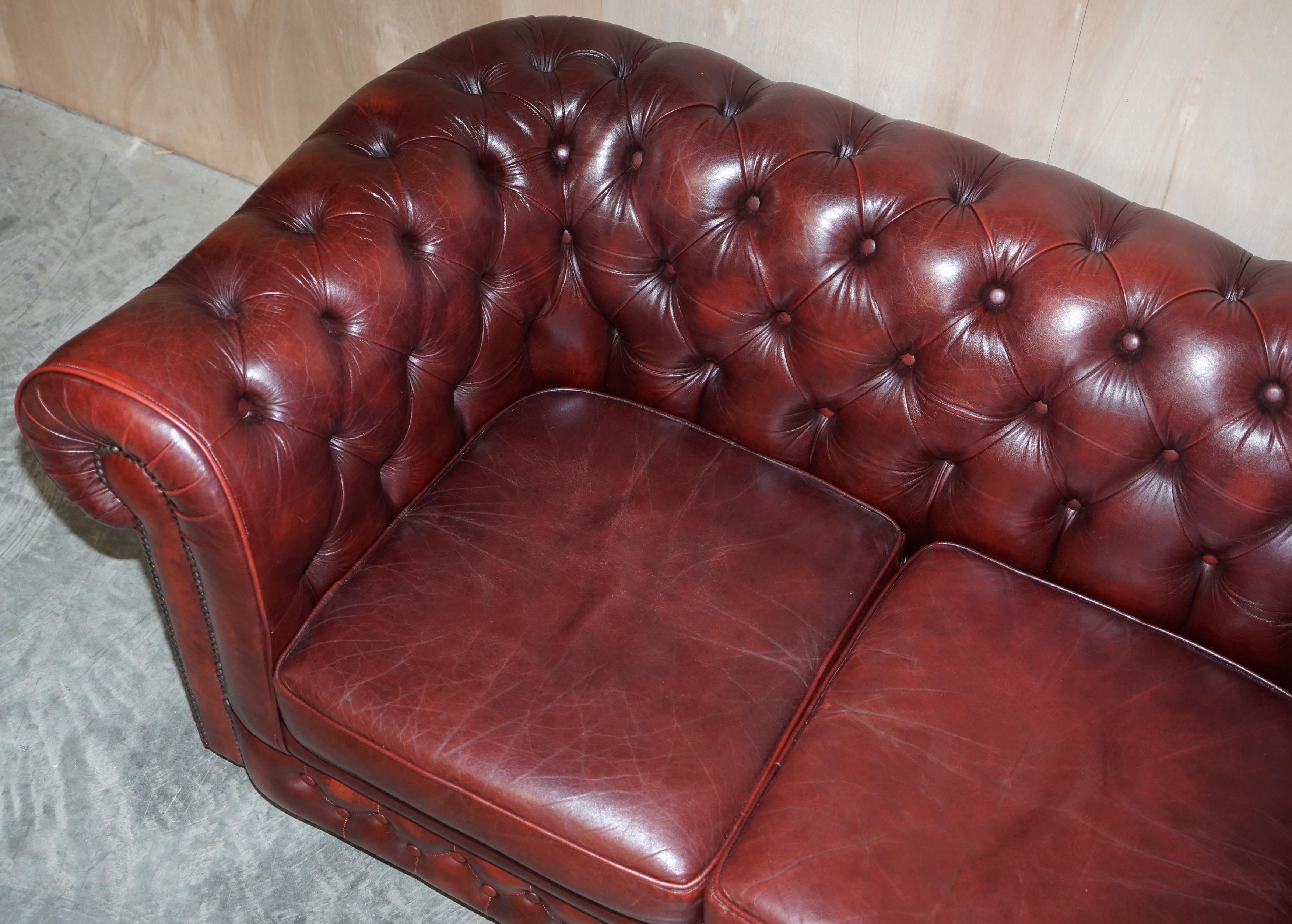Schönes Vintage Chesterfield Gentleman's Club Sofa aus ochsenblutfarbenem Leder Teil der Suite im Angebot 4