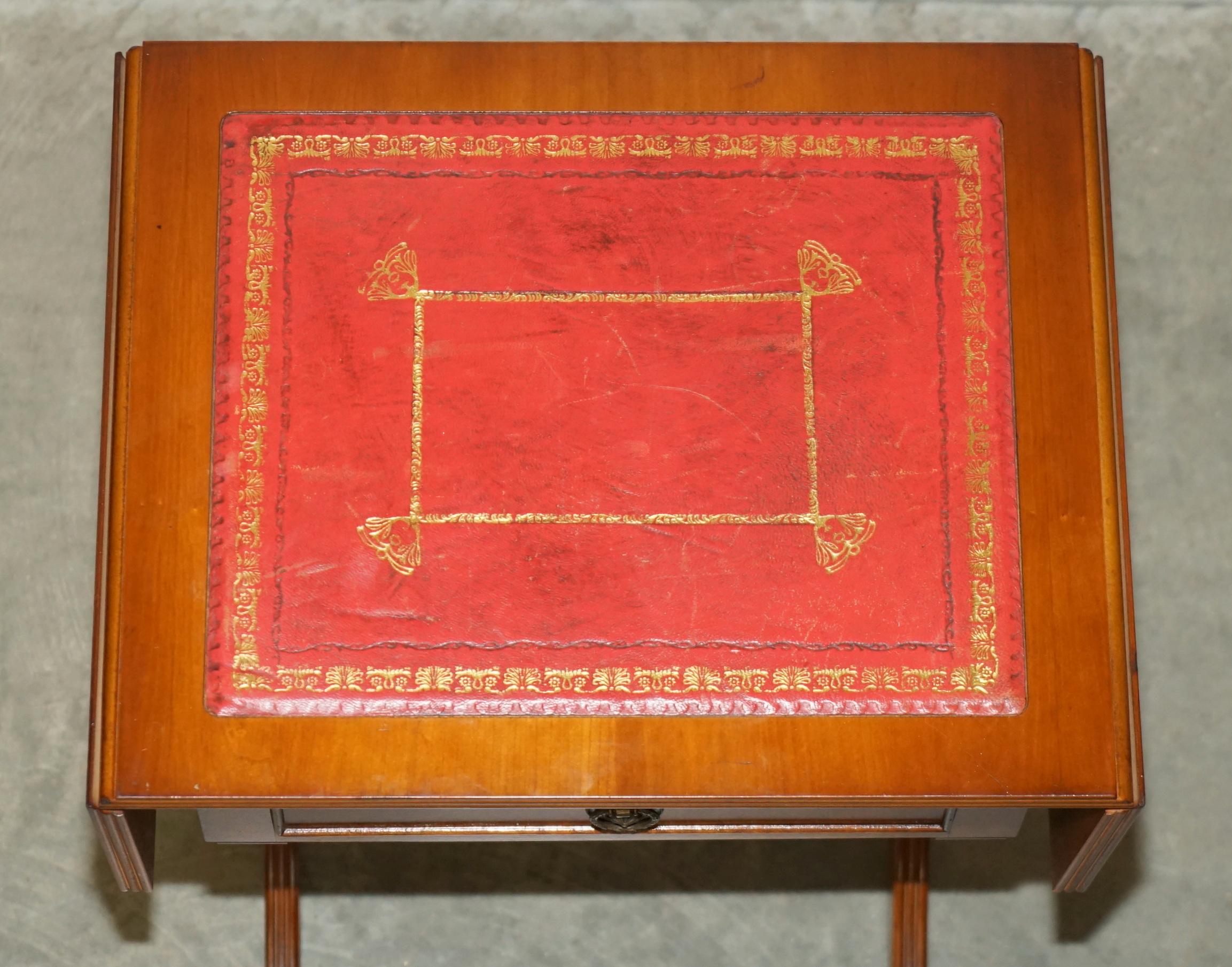 LOVELY ViNTAGE OXBLOOD LEATHER EXTENDING SIDE TABLE WITH GOLD LEAF INLAY For Sale 3