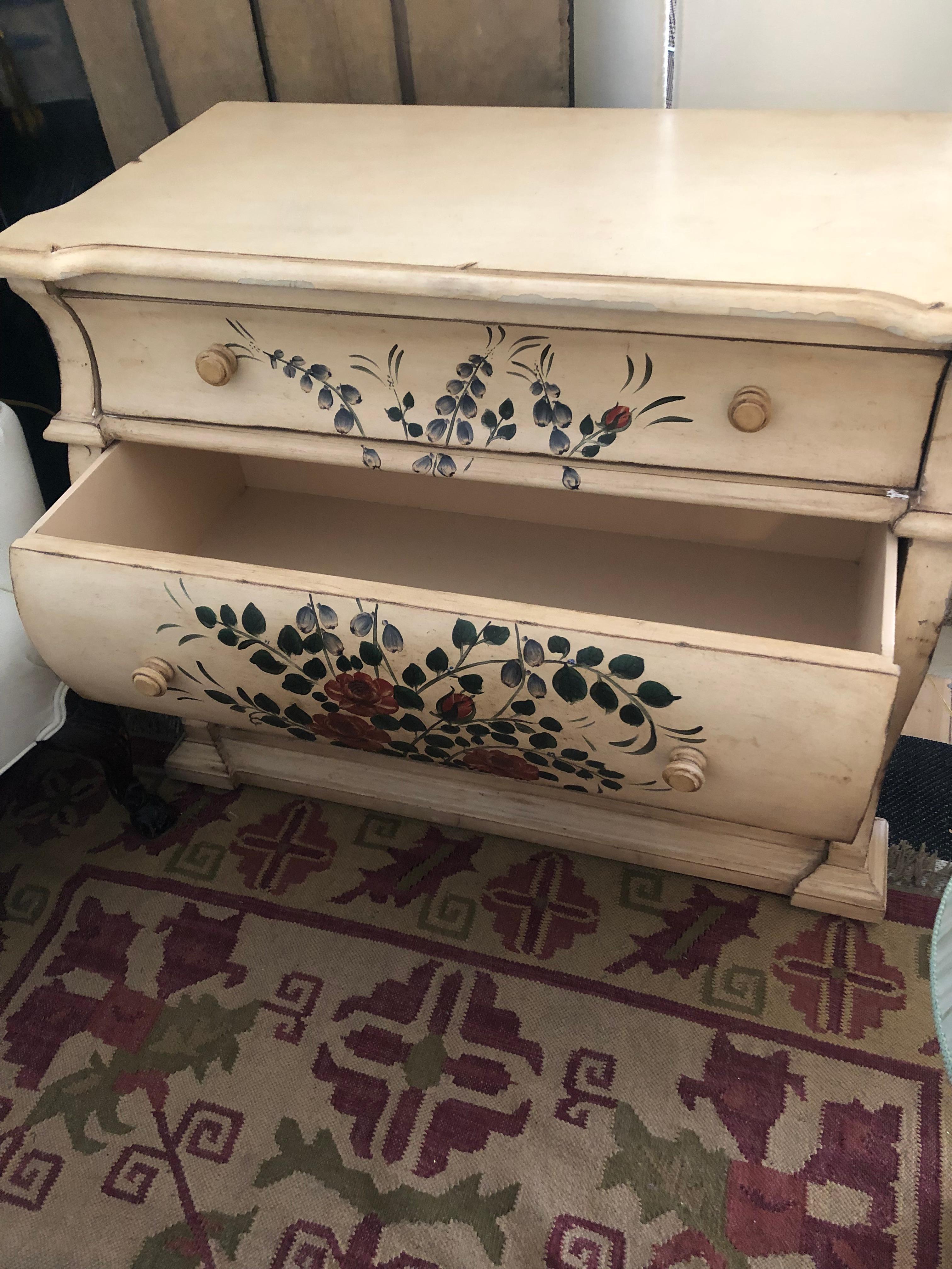 Lovely Vintage Painted Chest of Drawers In Good Condition In Hopewell, NJ