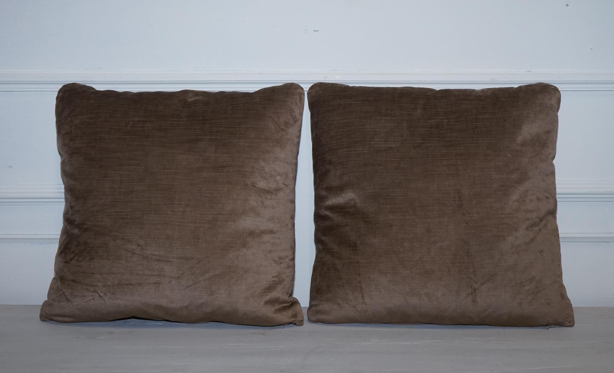Fatto a mano Un bel paio d'anni fa di cushioni di piume marroni imbottite di piume. in vendita