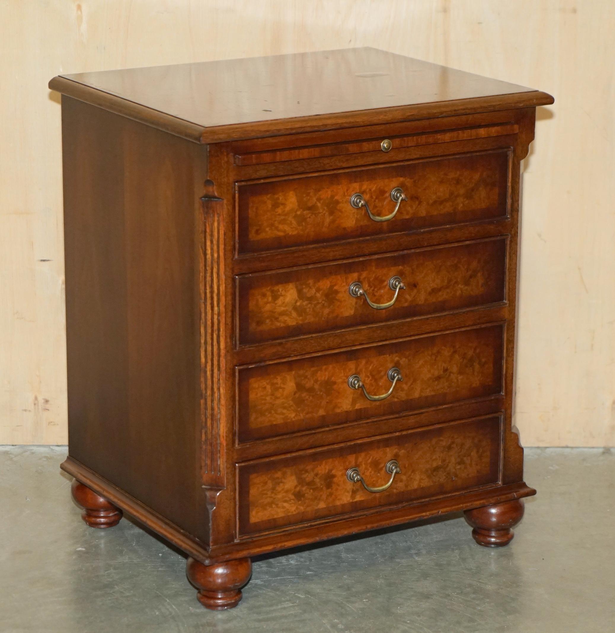 ENCANTADORA PAR DE MESA LATERAL DE MADERA DE NOGAL BURR MESA LATERAL MESA LATERAL DE NOCHE PECHO DE ESCRITORIO Moderno de mediados de siglo en venta