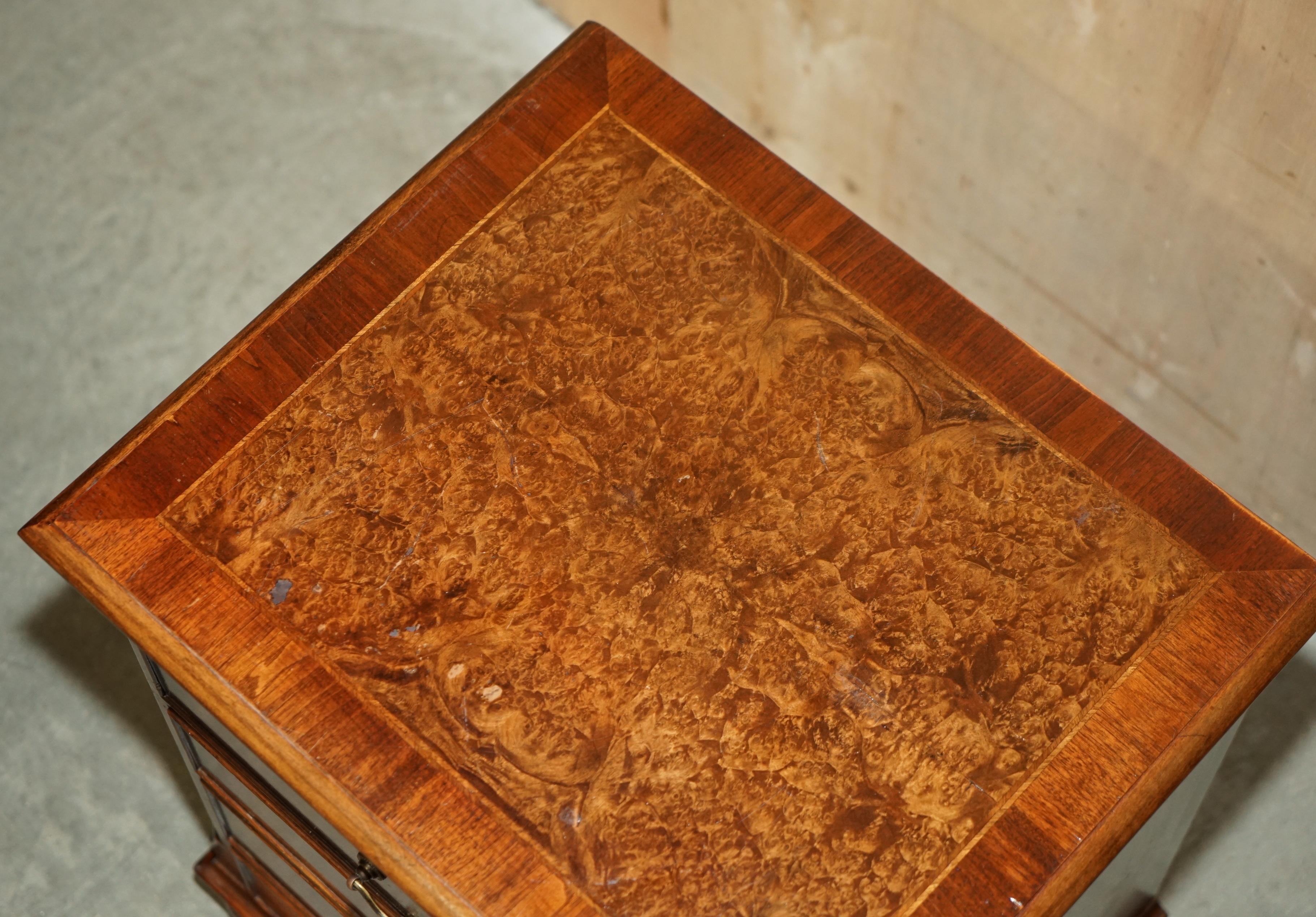 ENCANTADORA PAR DE MESA LATERAL DE MADERA DE NOGAL BURR MESA LATERAL MESA LATERAL DE NOCHE PECHO DE ESCRITORIO Hecho a mano en venta