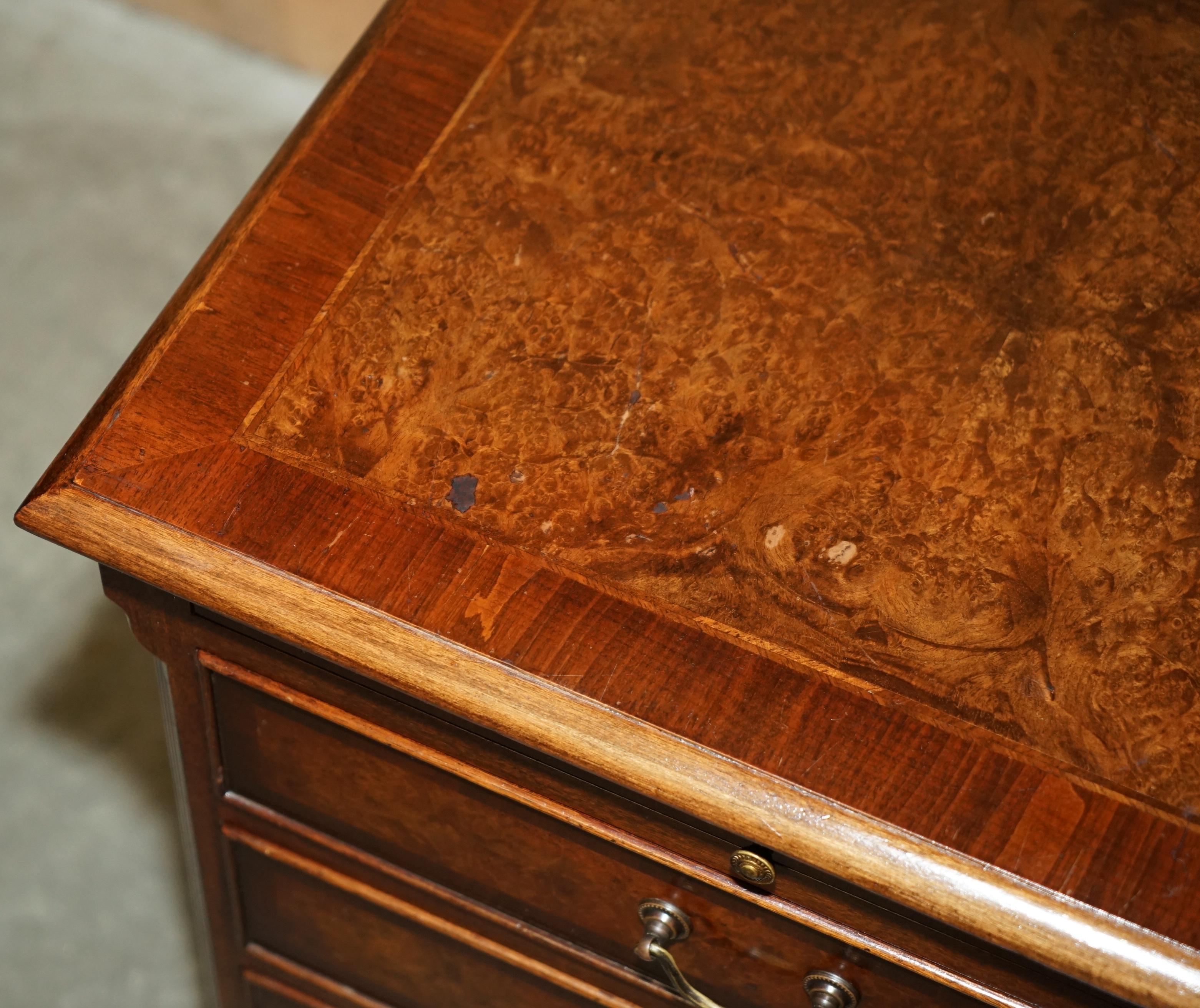 ENCANTADORA PAR DE MESA LATERAL DE MADERA DE NOGAL BURR MESA LATERAL MESA LATERAL DE NOCHE PECHO DE ESCRITORIO en Bueno estado para la venta en West Sussex, Pulborough