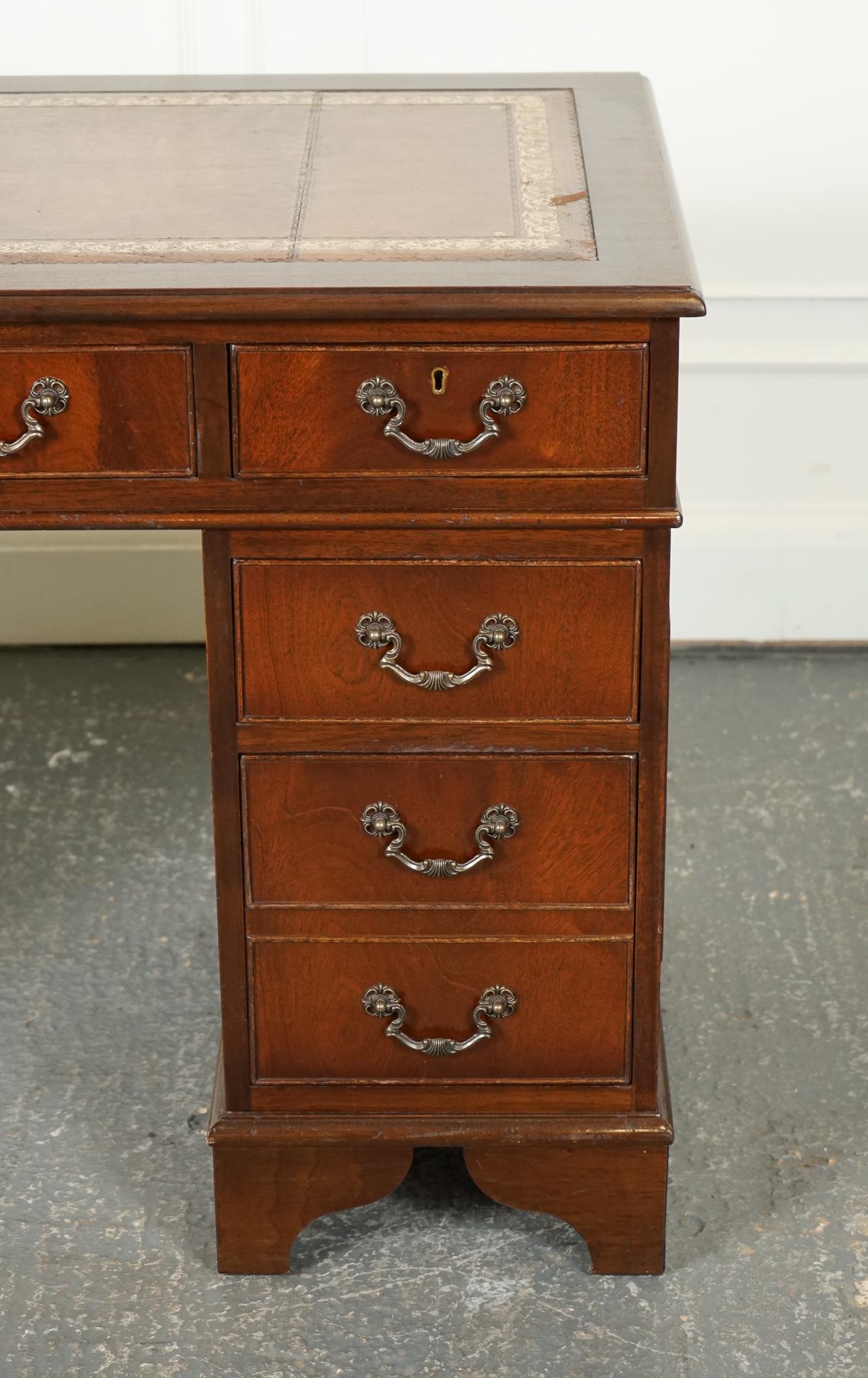 LOVELY VINTAGE PEDESTAL DESK WiTH EMBOSSED BROWN LEATHER In Good Condition For Sale In Pulborough, GB