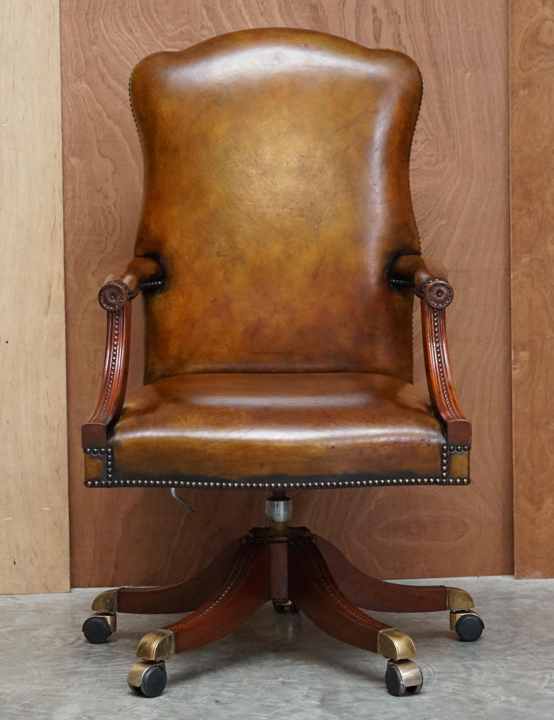 Nous sommes ravis d'offrir à la vente cette belle chaise de directeur en cuir brun cigare teint à la main, entièrement restaurée et encadrée de chêne.

Veuillez noter que les frais de livraison indiqués sont donnés à titre indicatif. Ils couvrent