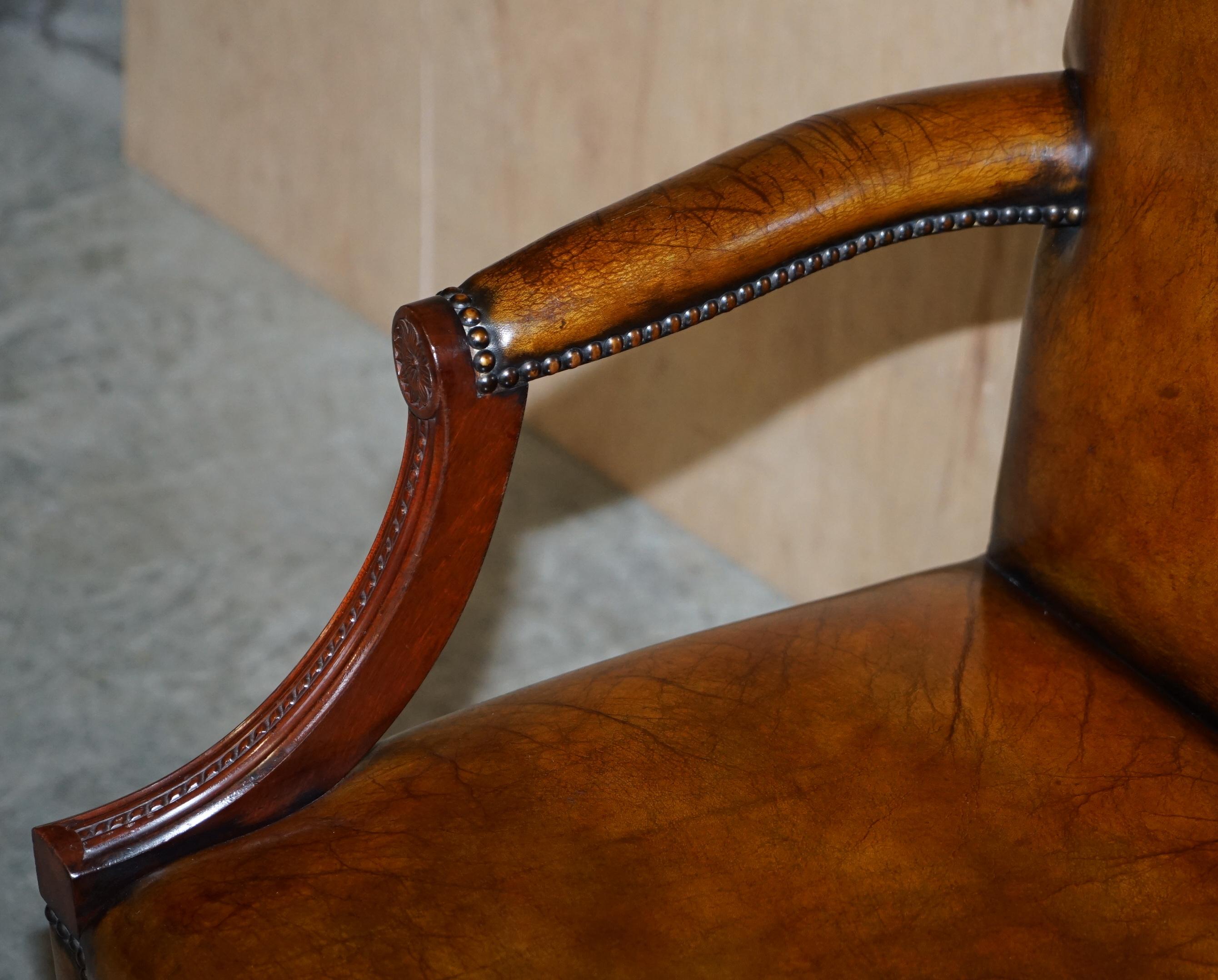 20ième siècle Ravissant fauteuil vintage restauré en cuir marron et cadre en chêne pour réalisateurs de films en vente