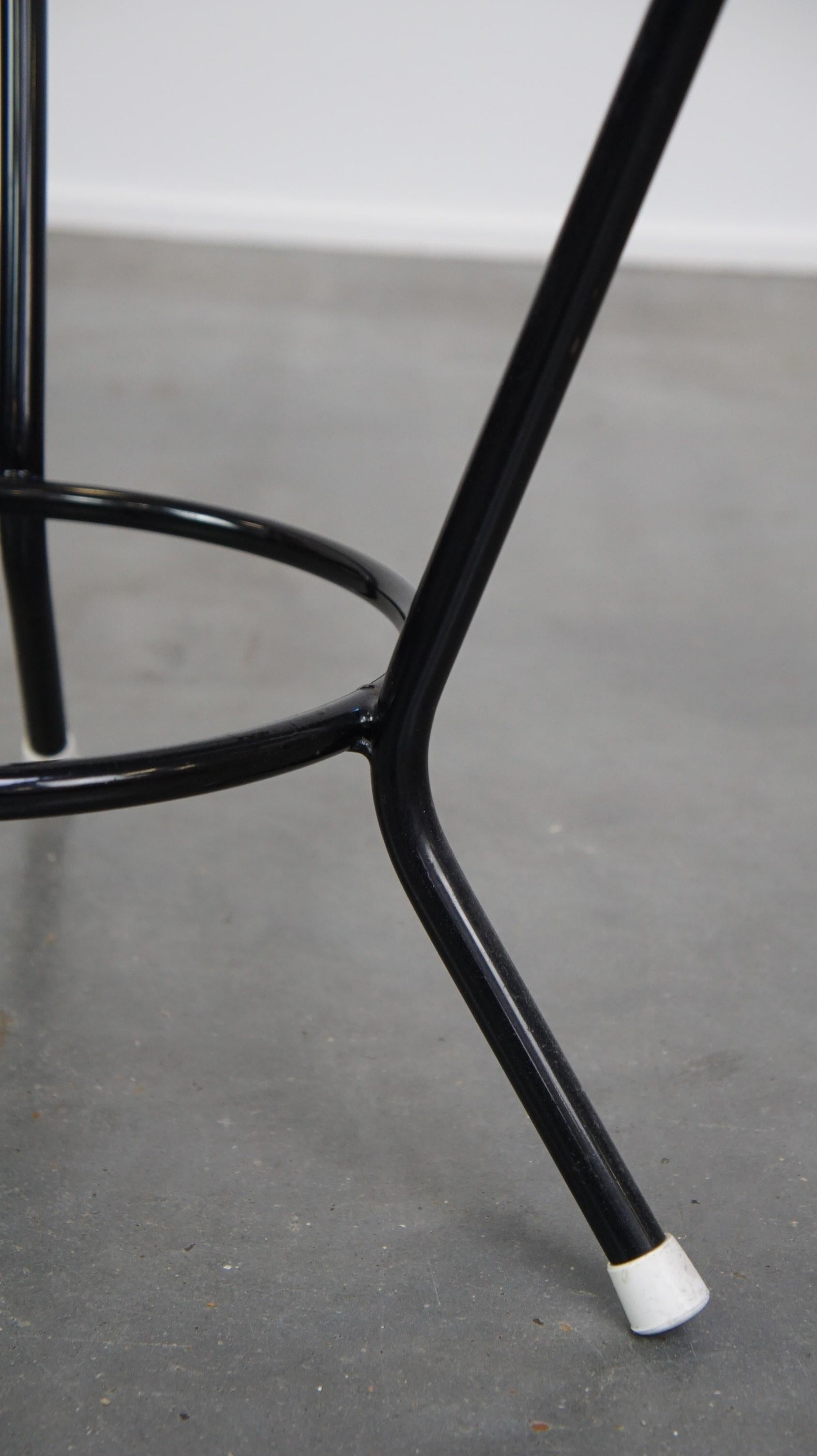 Jolie table d'appoint/table basse ronde vintage en rotin avec plateau en verre nuageux Bon état - En vente à Harderwijk, NL