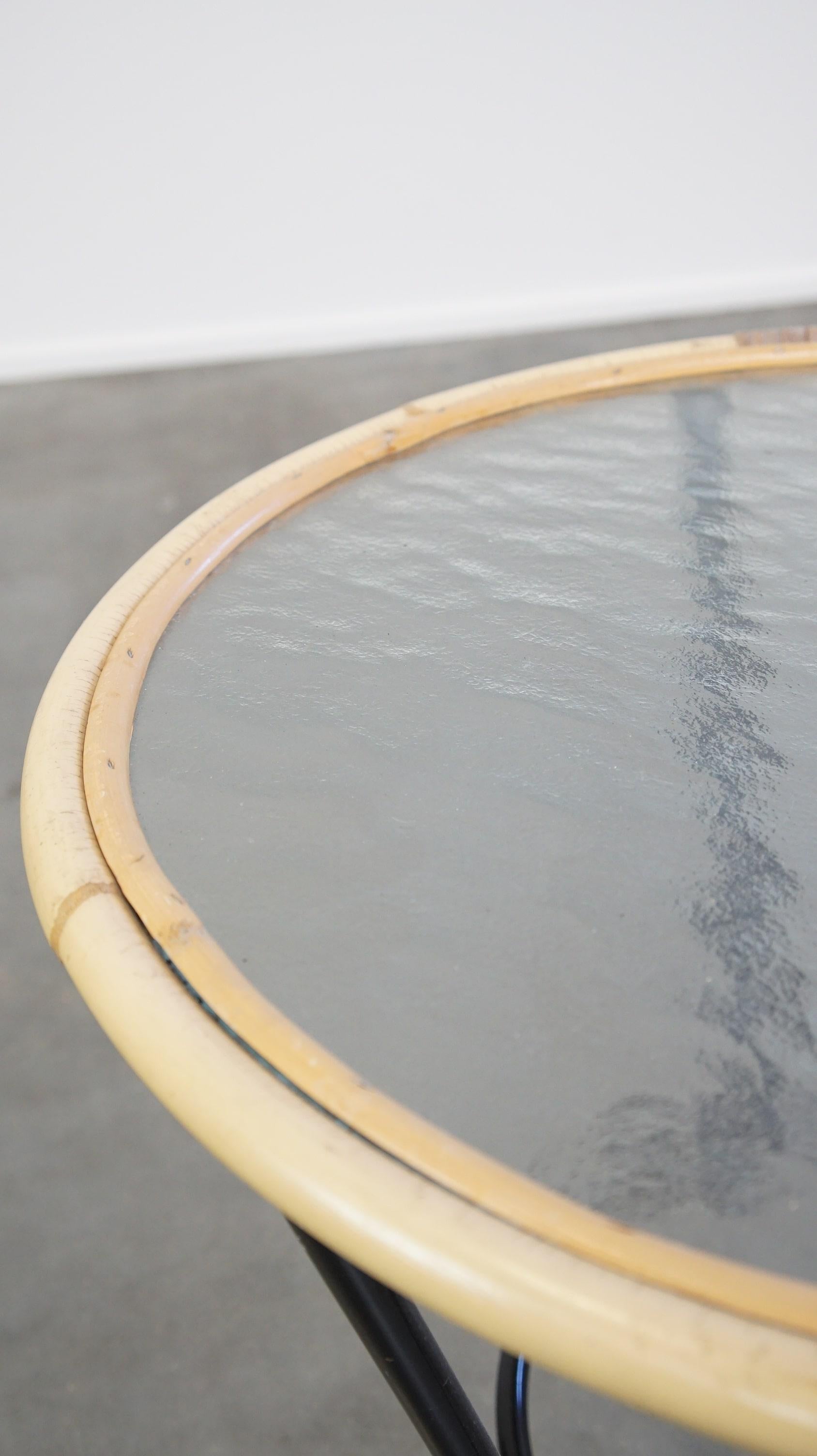 Jolie table d'appoint/table basse ronde vintage en rotin avec plateau en verre nuageux en vente 1