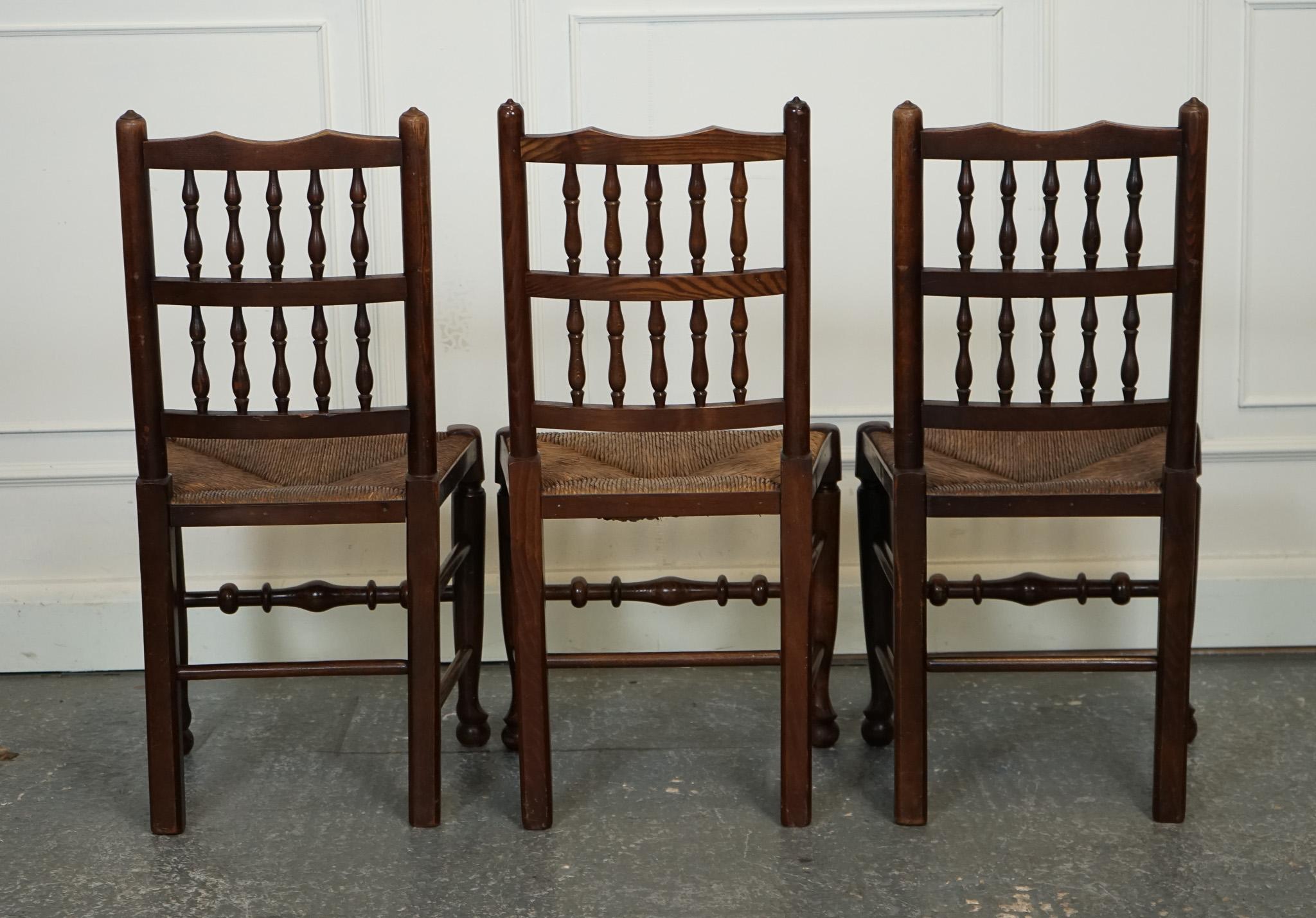 LOVELY VINTAGE SET OF 6 SPINDLE BACK RUSH SEAT DINING CHAiRS In Good Condition In Pulborough, GB