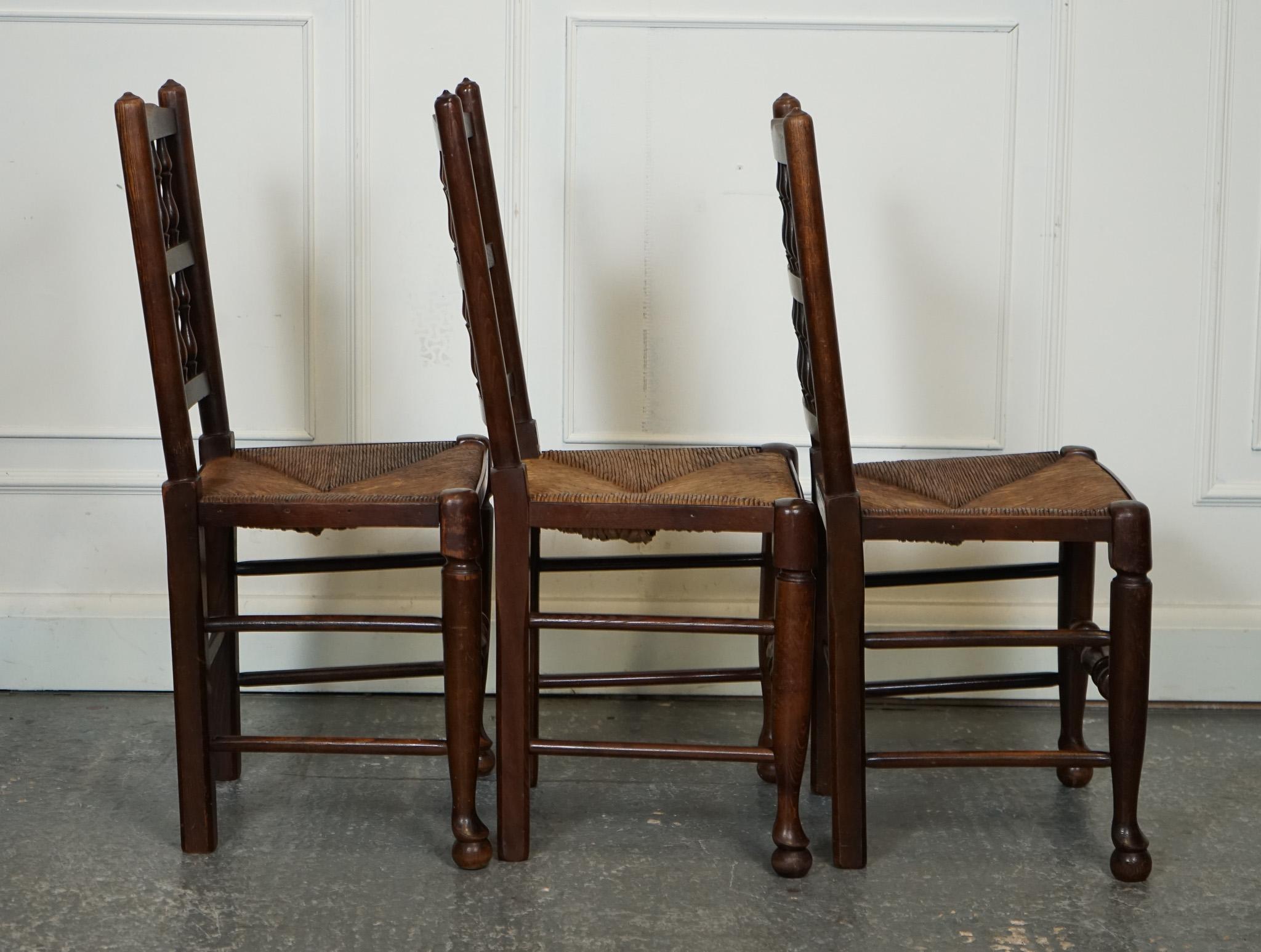 20th Century LOVELY VINTAGE SET OF 6 SPINDLE BACK RUSH SEAT DINING CHAiRS