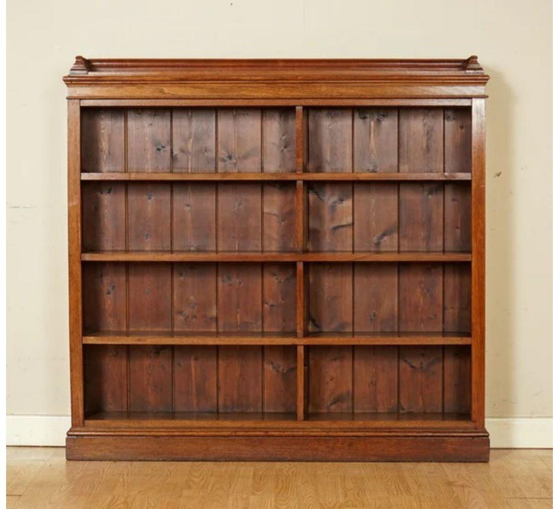 Preciosa librería enana abierta de madera maciza vintage Británico