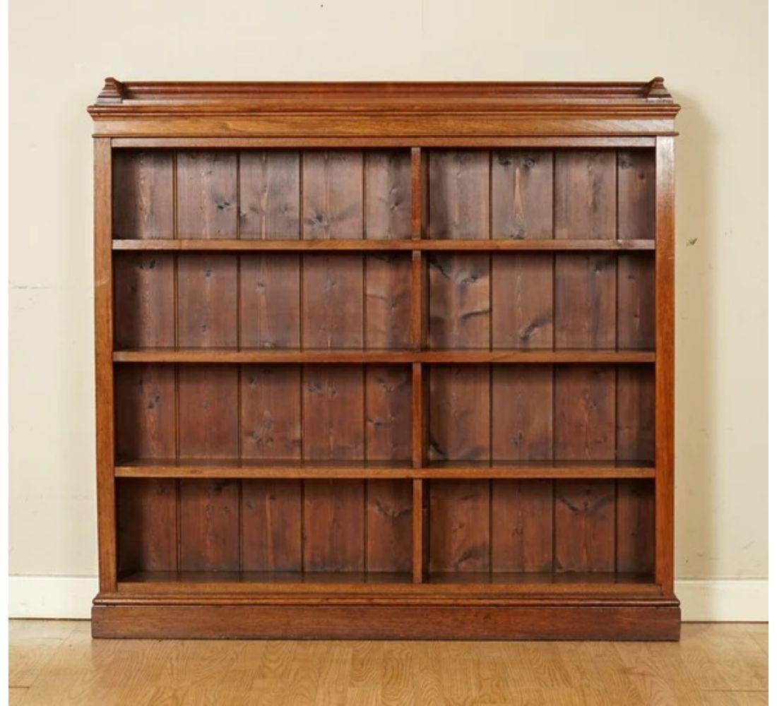 Preciosa librería enana abierta de madera maciza vintage Británico en venta