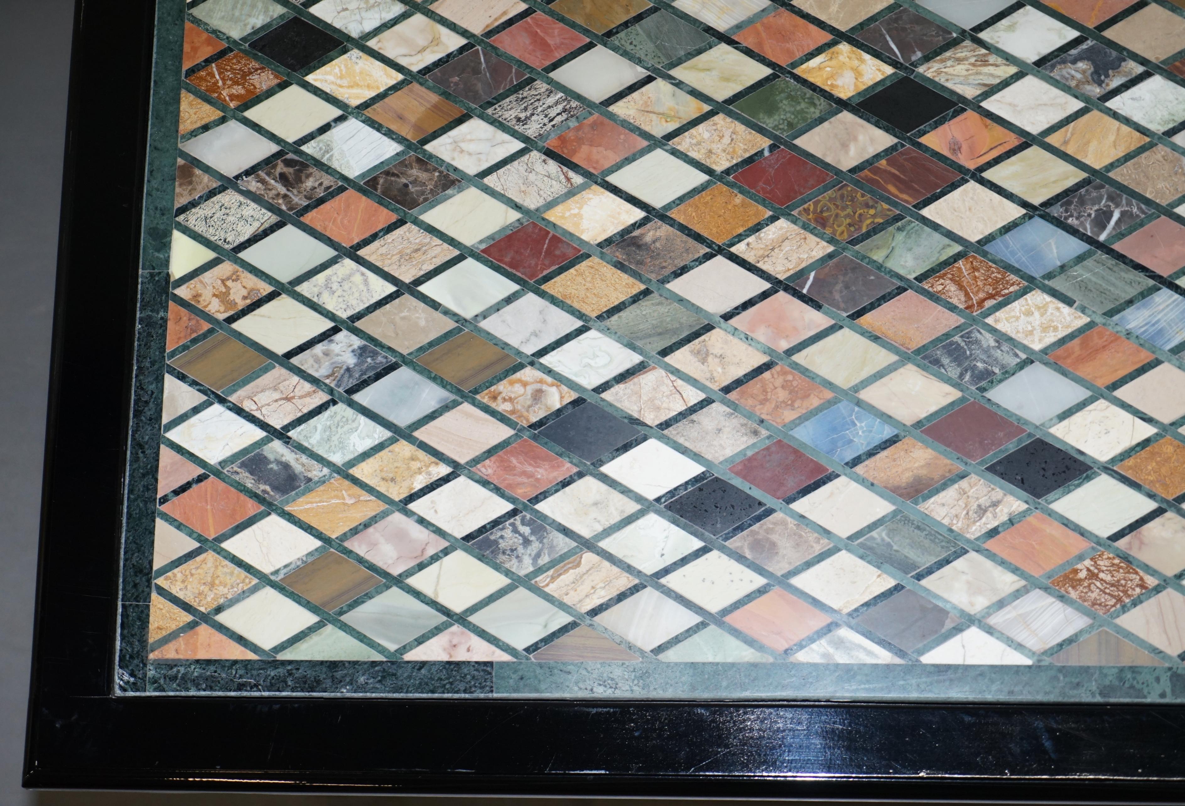 Ravissant spécimen vintage de table de salle à manger ou de table d'appoint en marbre italien avec griffes et pieds en boule en vente 4