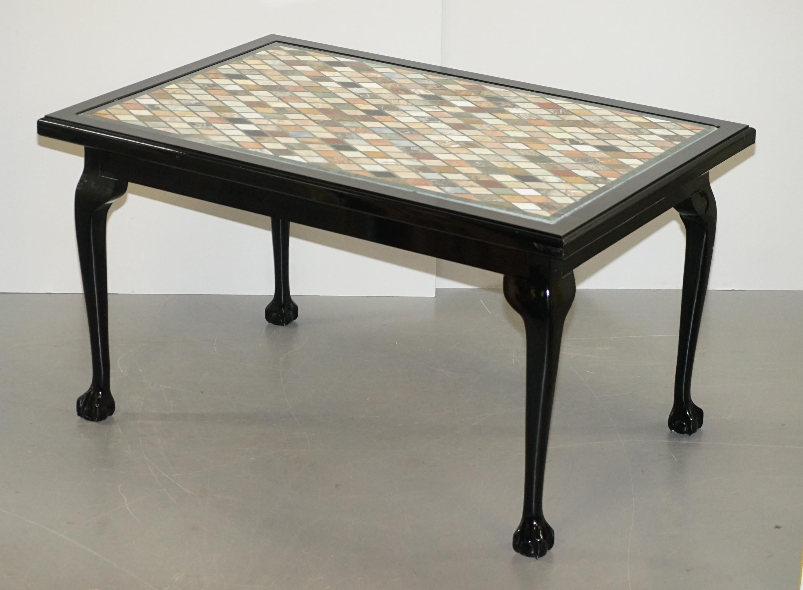 Nous sommes ravis d'offrir à la vente cette belle table vintage en marbre Specimen avec un cadre laqué noir et des pieds en forme de griffe et de boule 

Une table très bien faite et très décorative. Le plateau en marbre est constitué de