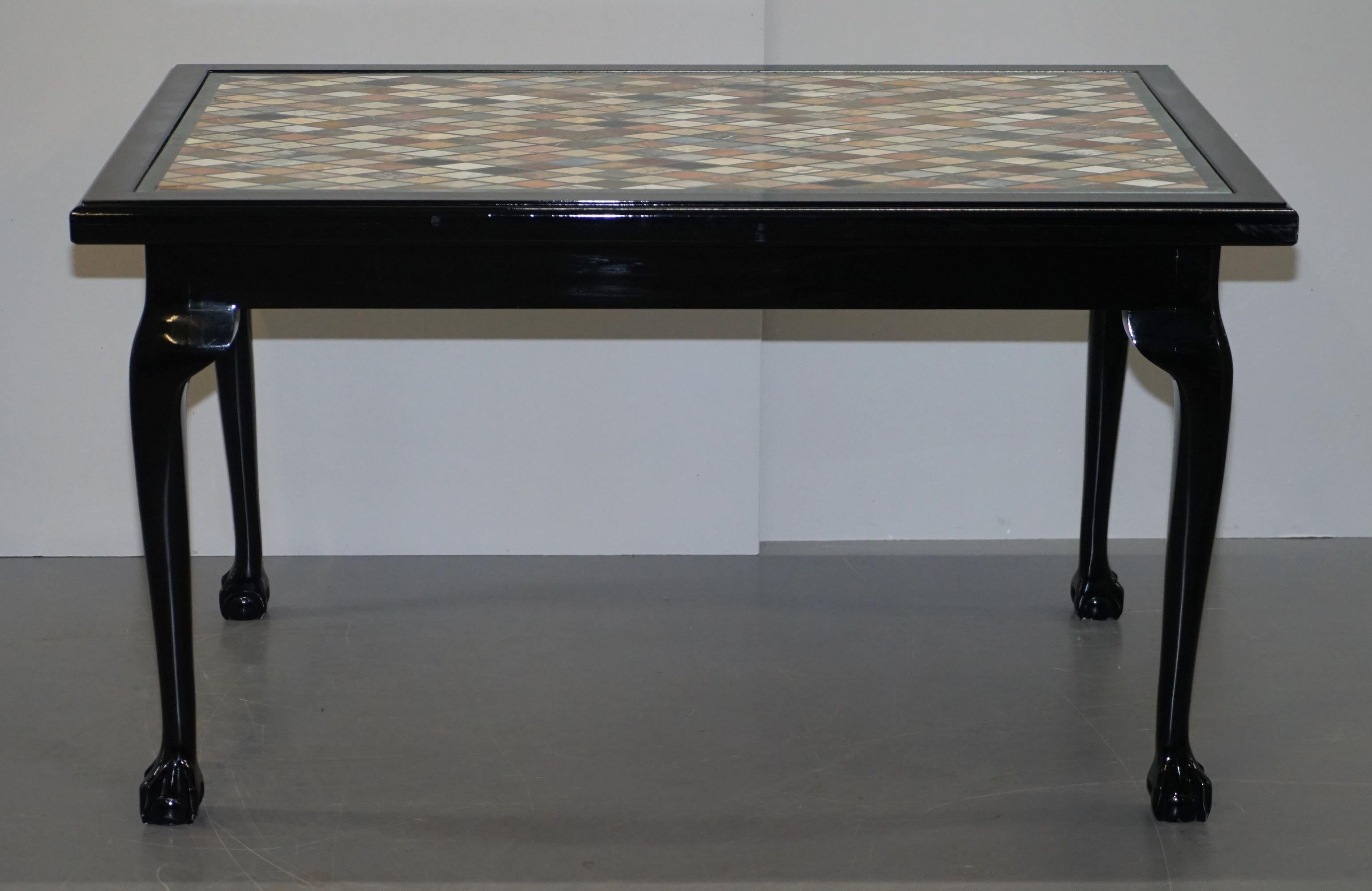 Georgien Ravissant spécimen vintage de table de salle à manger ou de table d'appoint en marbre italien avec griffes et pieds en boule en vente
