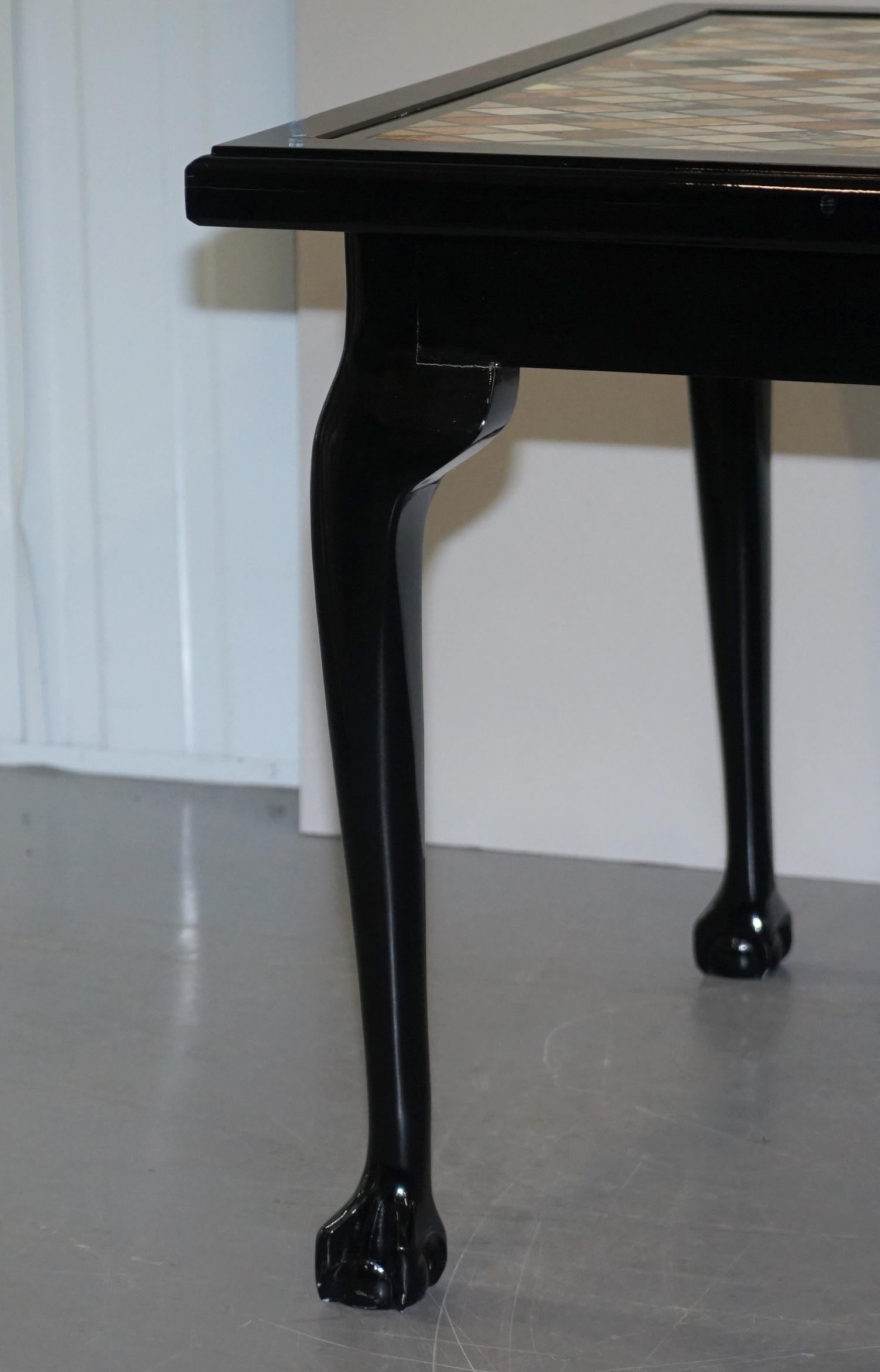 Anglais Ravissant spécimen vintage de table de salle à manger ou de table d'appoint en marbre italien avec griffes et pieds en boule en vente