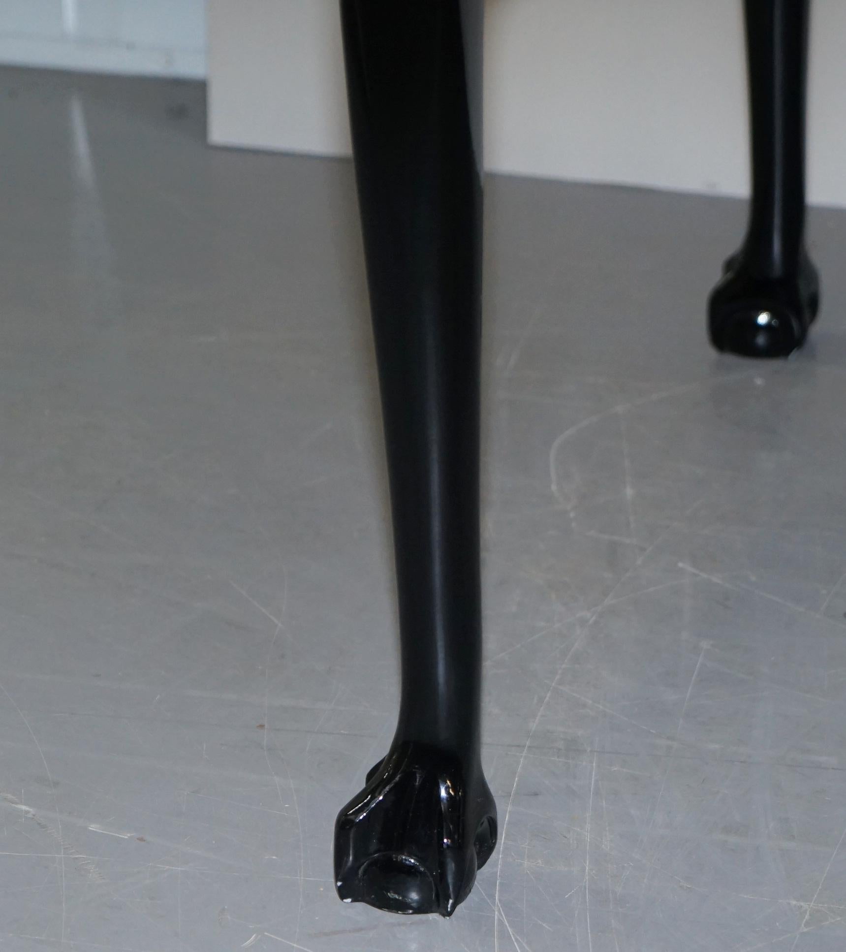 Fait main Ravissant spécimen vintage de table de salle à manger ou de table d'appoint en marbre italien avec griffes et pieds en boule en vente