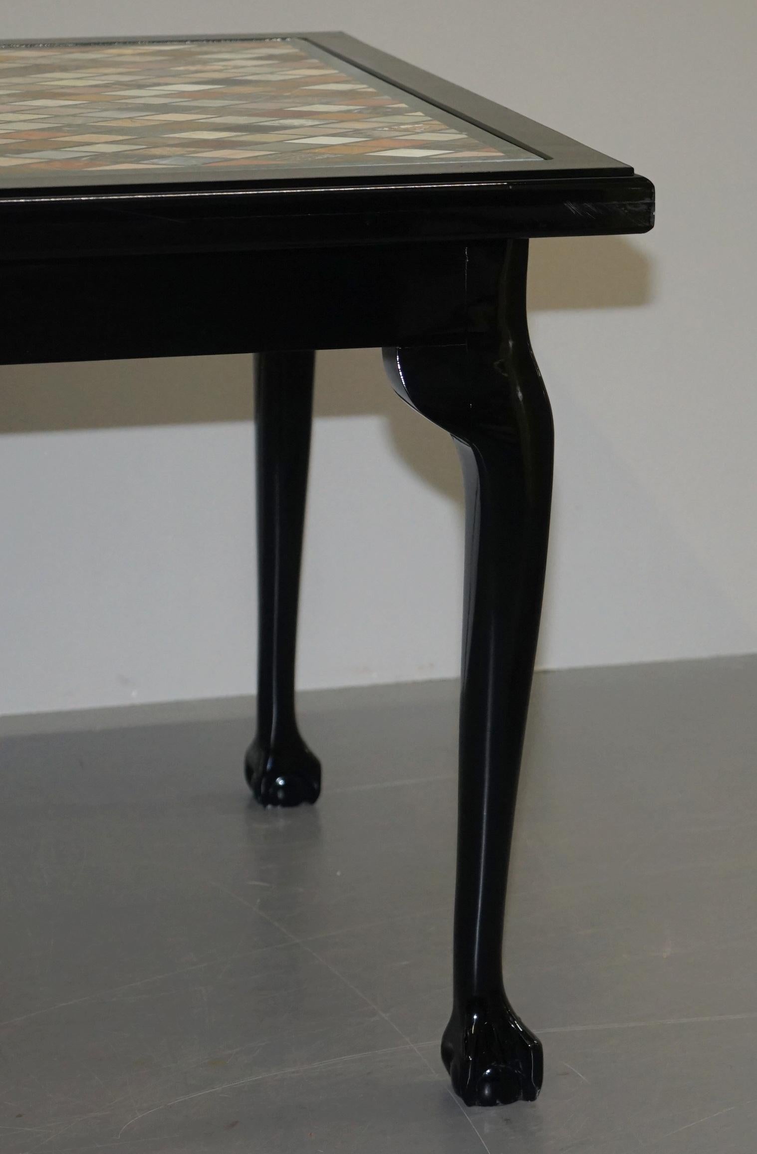 20ième siècle Ravissant spécimen vintage de table de salle à manger ou de table d'appoint en marbre italien avec griffes et pieds en boule en vente