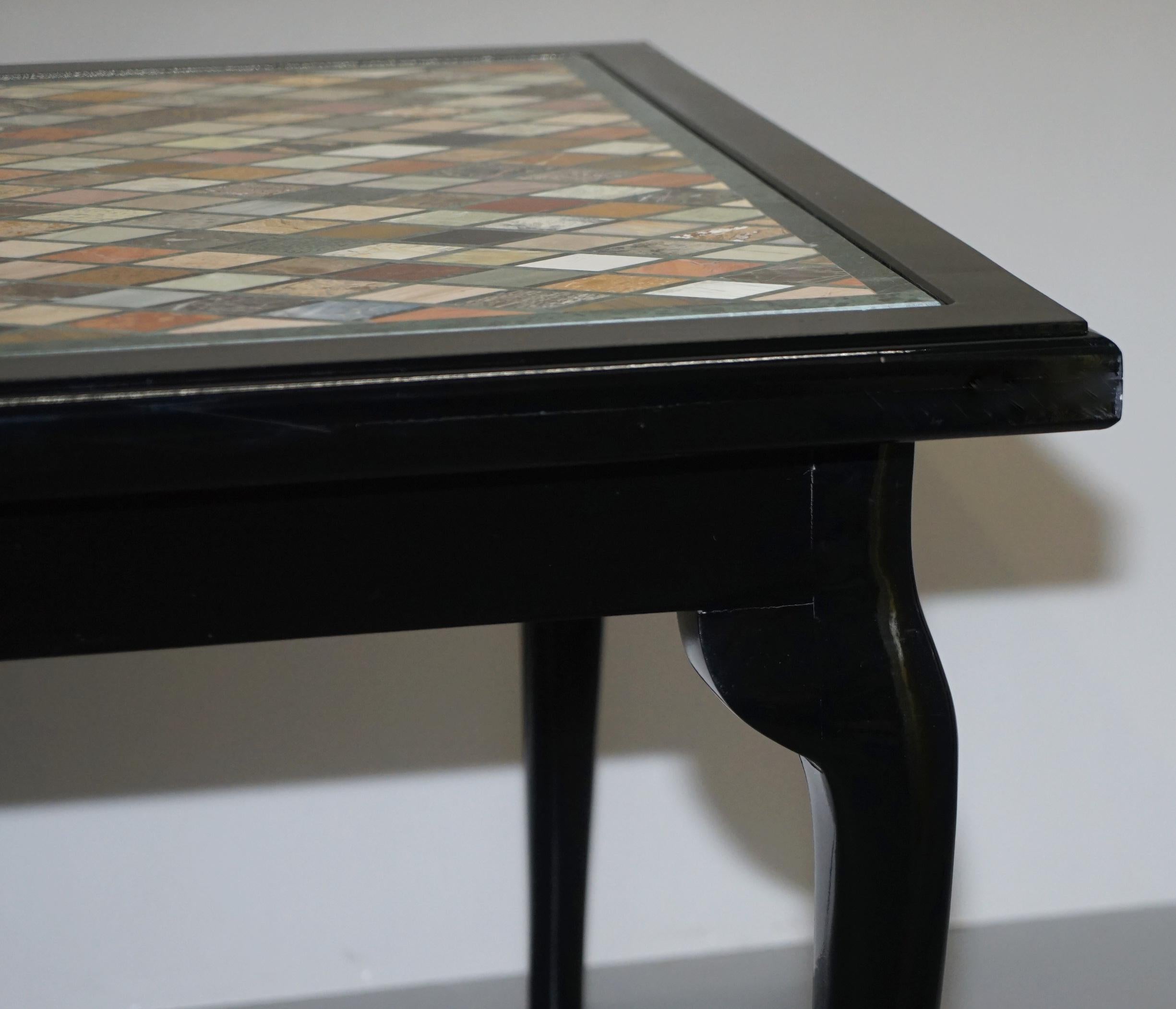 Ravissant spécimen vintage de table de salle à manger ou de table d'appoint en marbre italien avec griffes et pieds en boule en vente 1