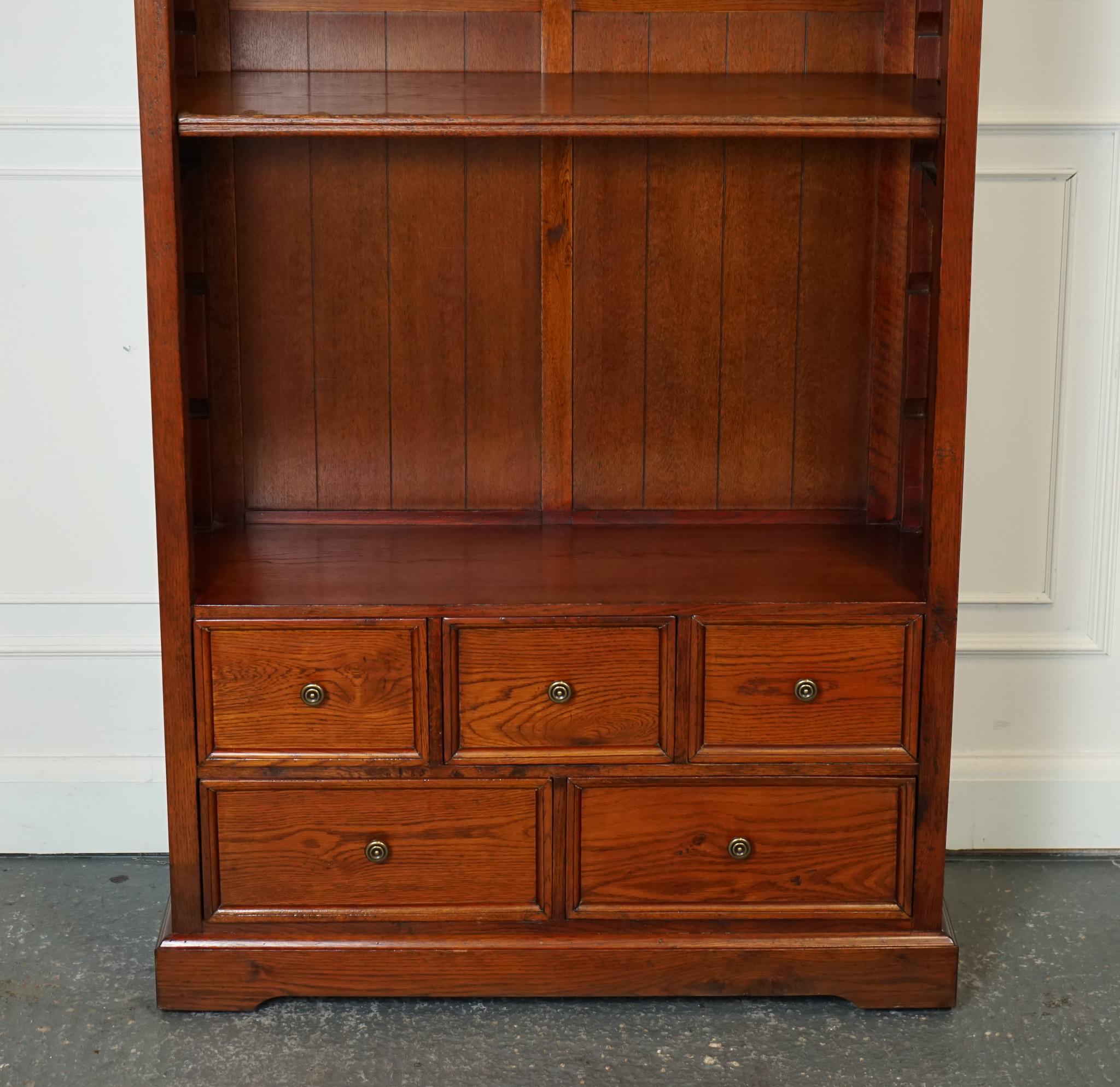 LOVELY VINTAGE TEAK OPEN BOOKCASE WITH 5 DRAWERS BRASS HANDLES j1 For Sale 3