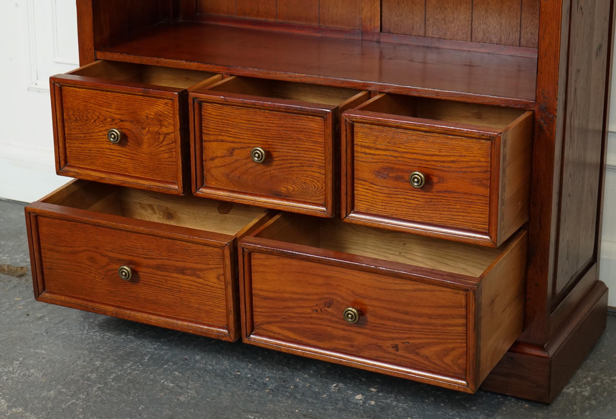 LOVELY VINTAGE TEAK OPEN BOOKCASE WITH 5 DRAWERS BRASS HANDLES j1 In Good Condition For Sale In Pulborough, GB