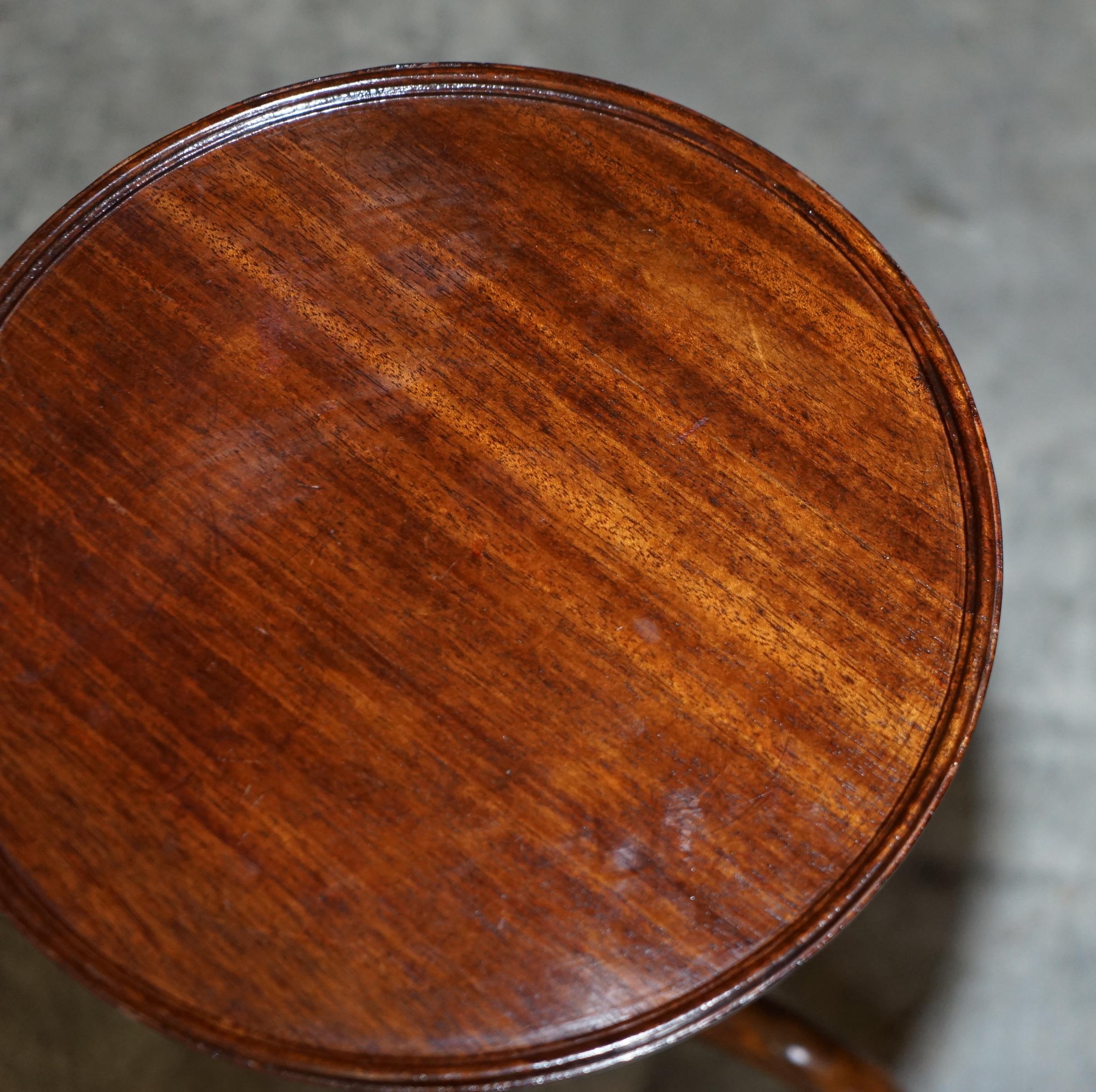 Jolie lampe d'extrémité de table à vin vintage à trois pieds en bois de feuillus bicolore, belles proportions en vente 3