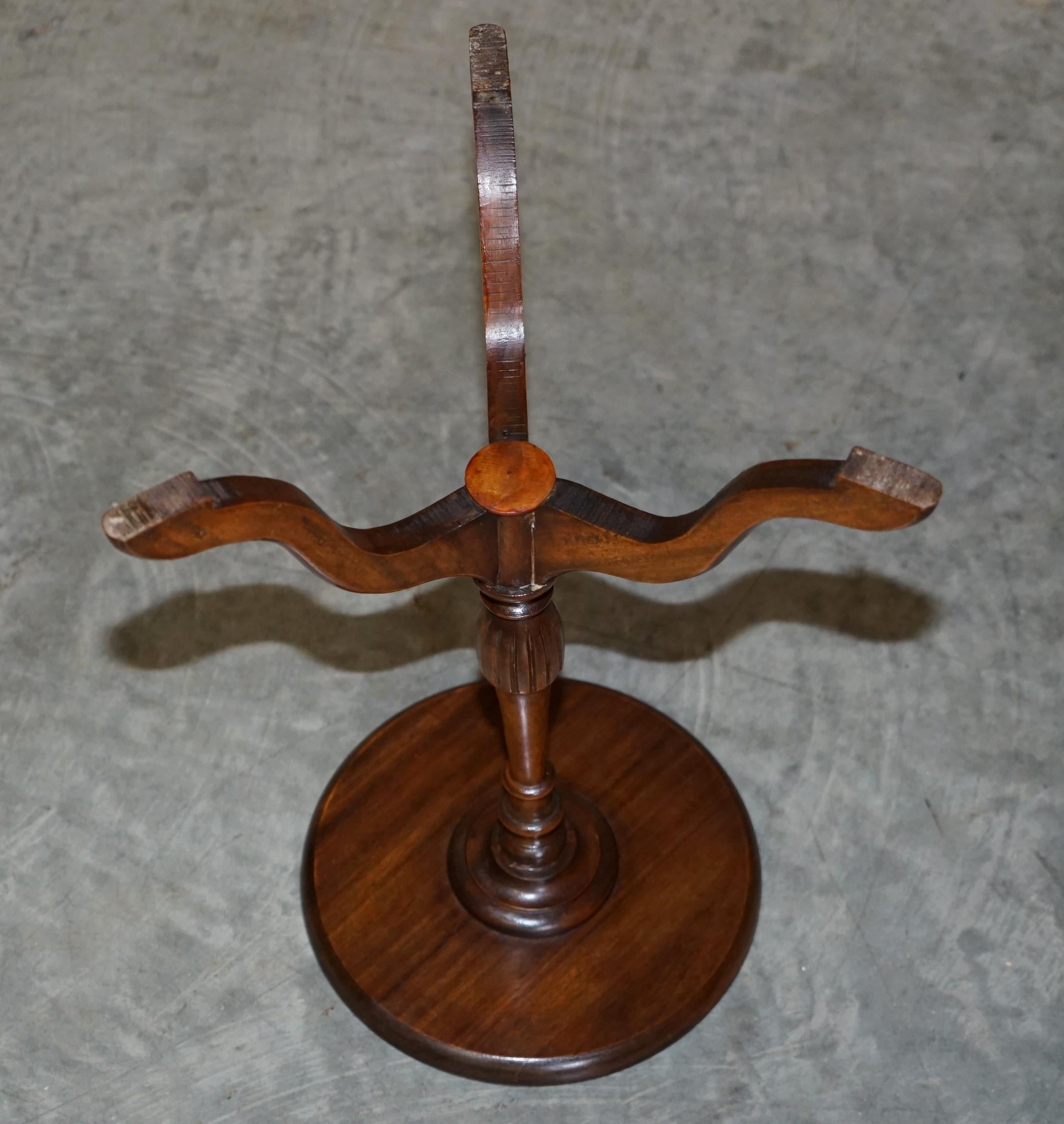 Jolie lampe d'extrémité de table à vin vintage à trois pieds en bois de feuillus bicolore, belles proportions en vente 4