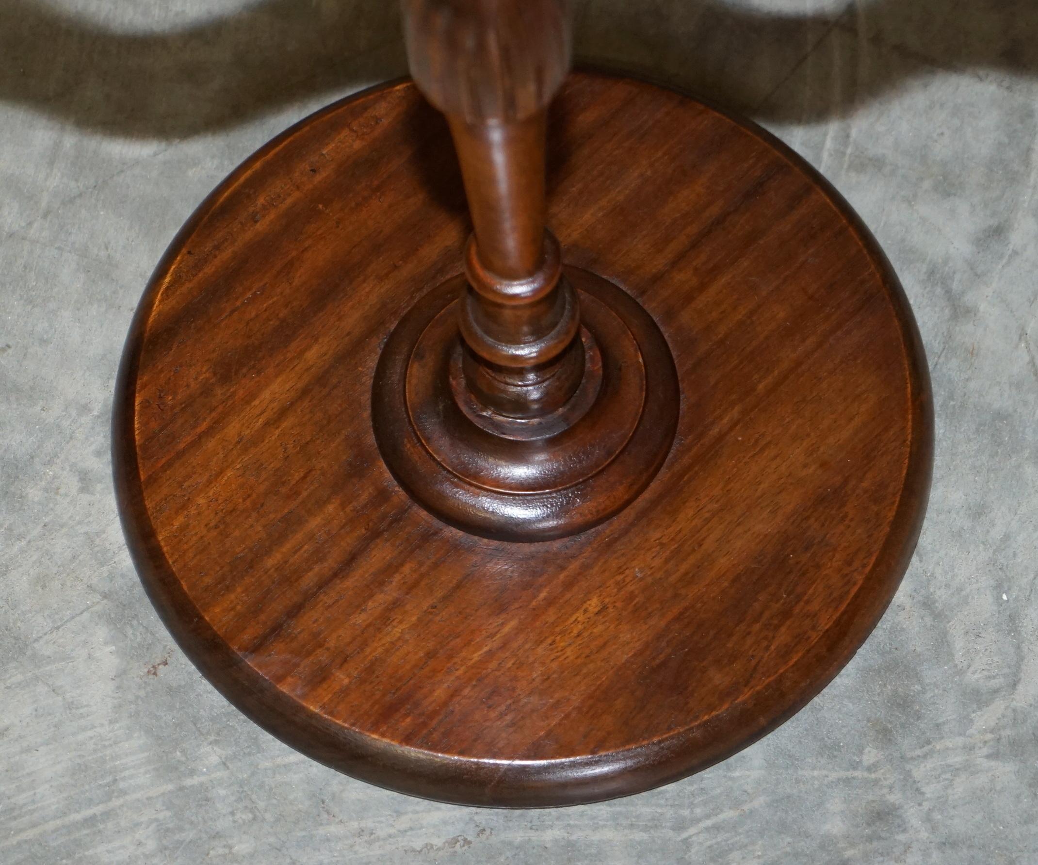 Jolie lampe d'extrémité de table à vin vintage à trois pieds en bois de feuillus bicolore, belles proportions en vente 5