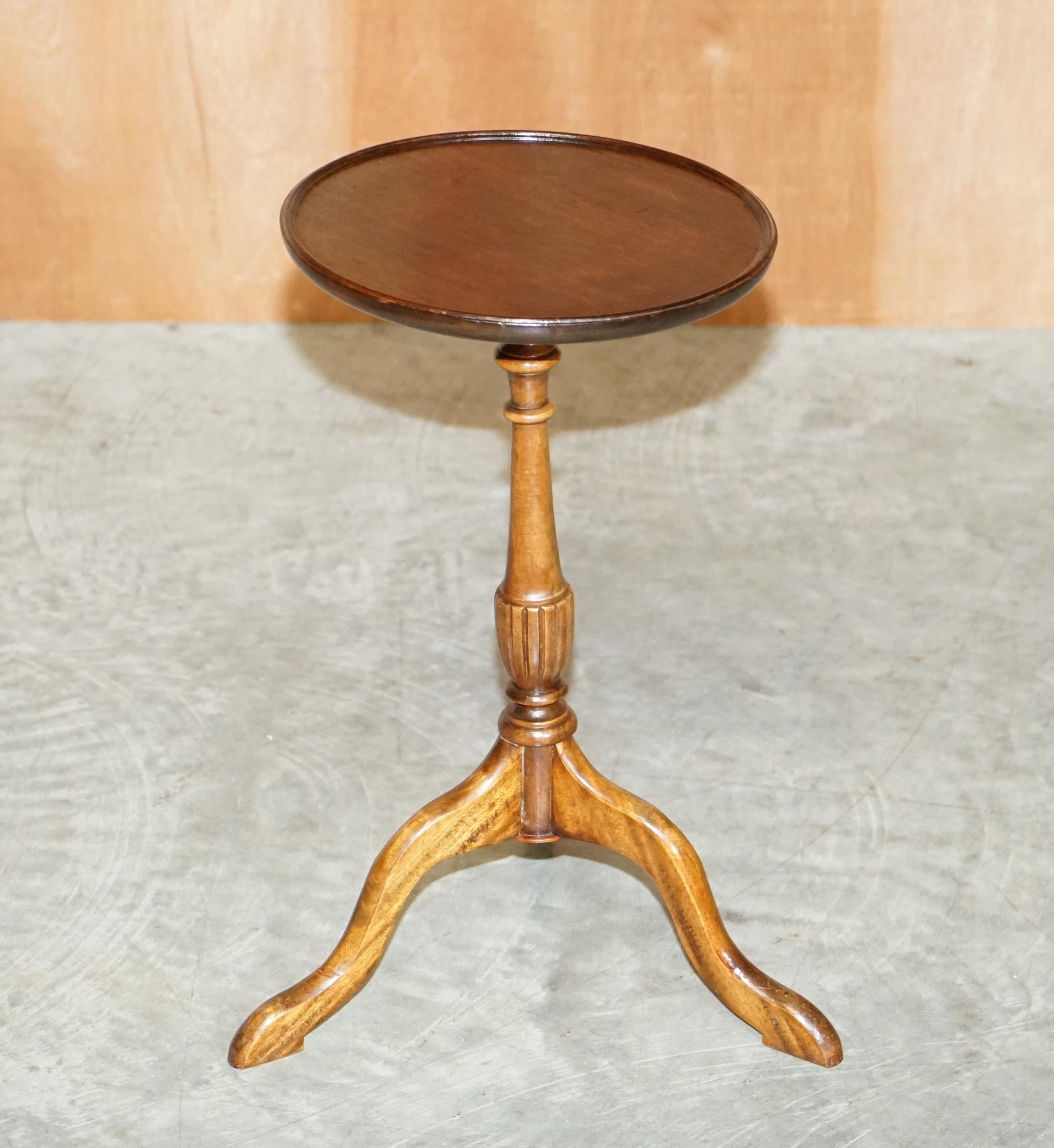 We are delighted to offer for sale this lovely vintage two tone mahogany tripod table

A very good looking well made and decorative piece, it sits well in any setting and is very unitarian. The base is a light mahogany the top slightly darker