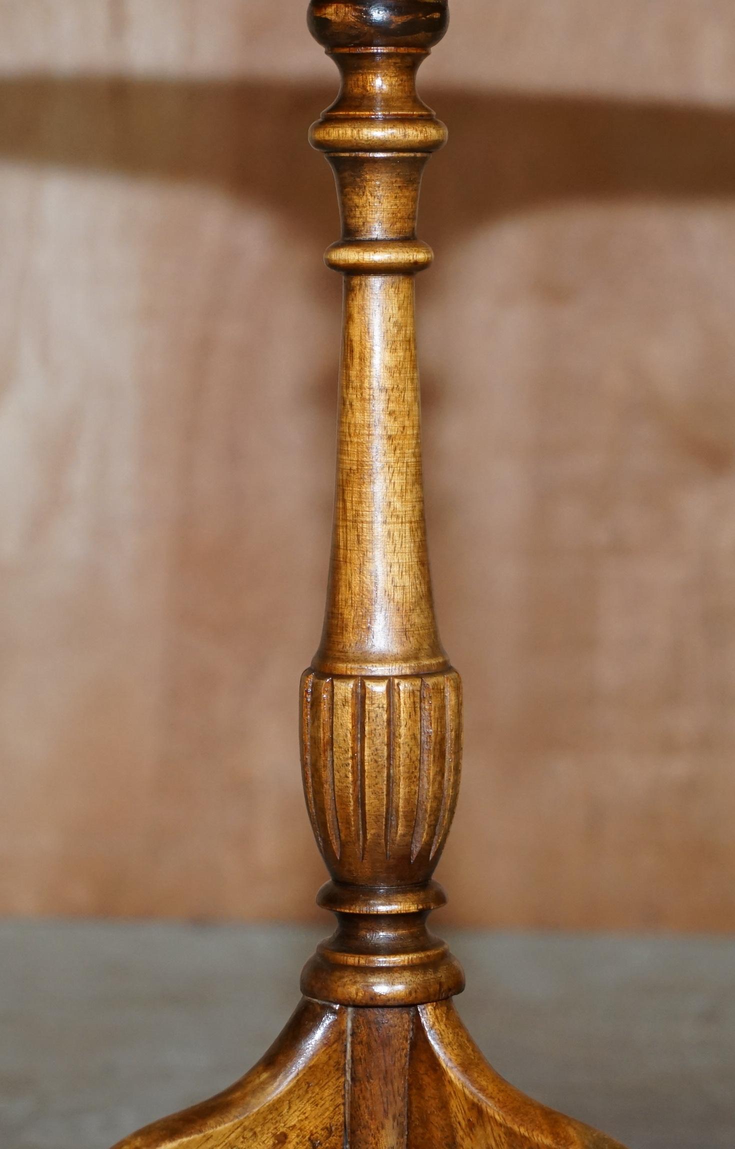 Fait main Jolie lampe d'extrémité de table à vin vintage à trois pieds en bois de feuillus bicolore, belles proportions en vente